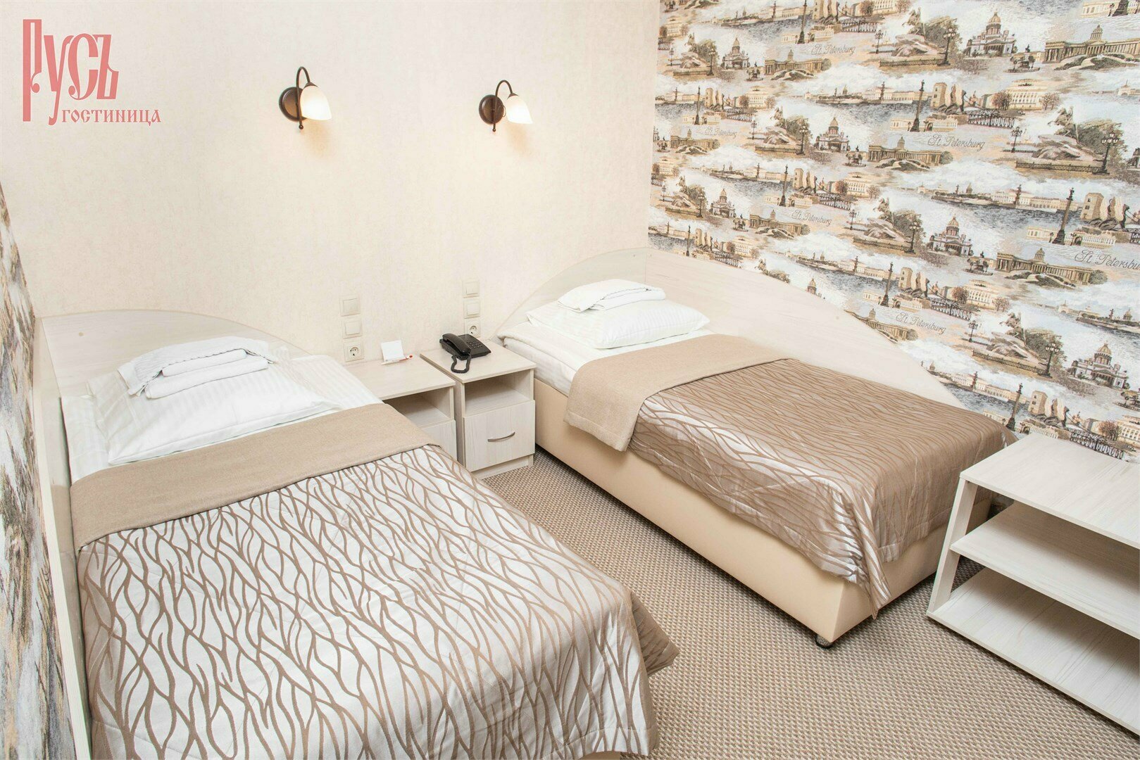 Двухместный номер с 2 отдельными кроватями и общей ванной комнатой