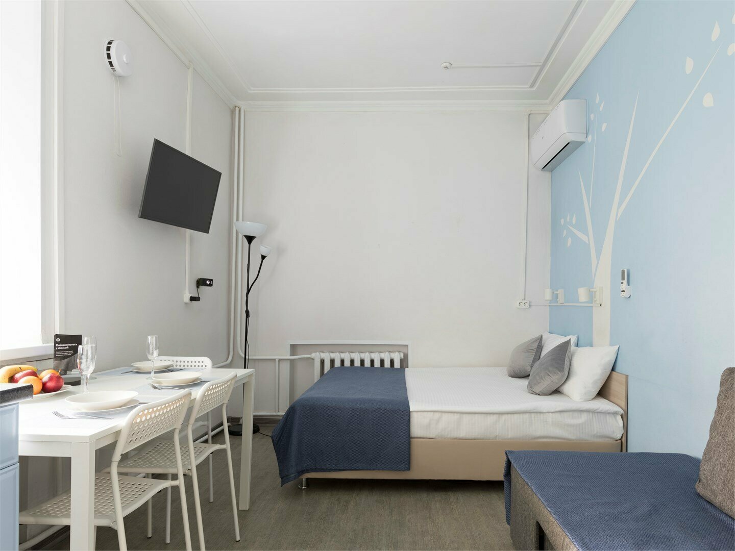 Трехместный полулюкс с большой кроватью и диваном