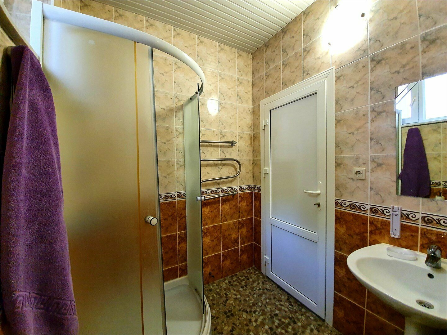 Двухместный номер с двуспальной кроватью и дополнительной кроватью № 22