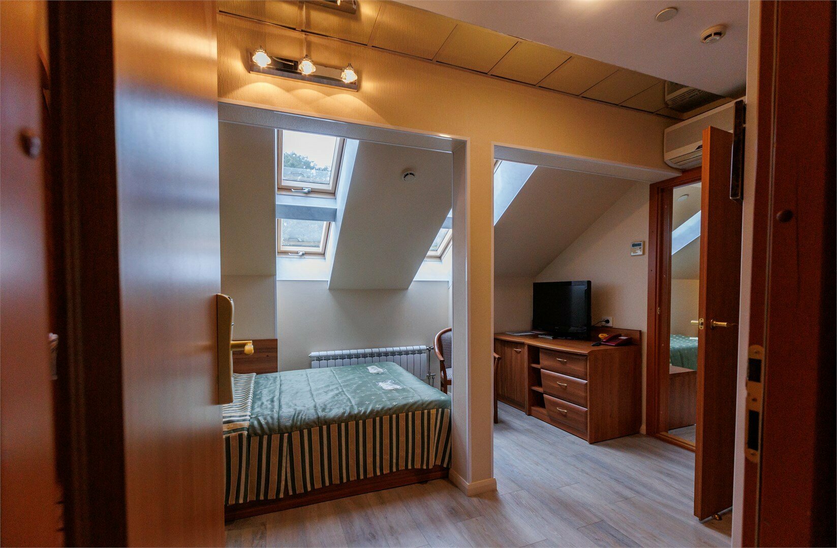 Четырехместный мансардный номер