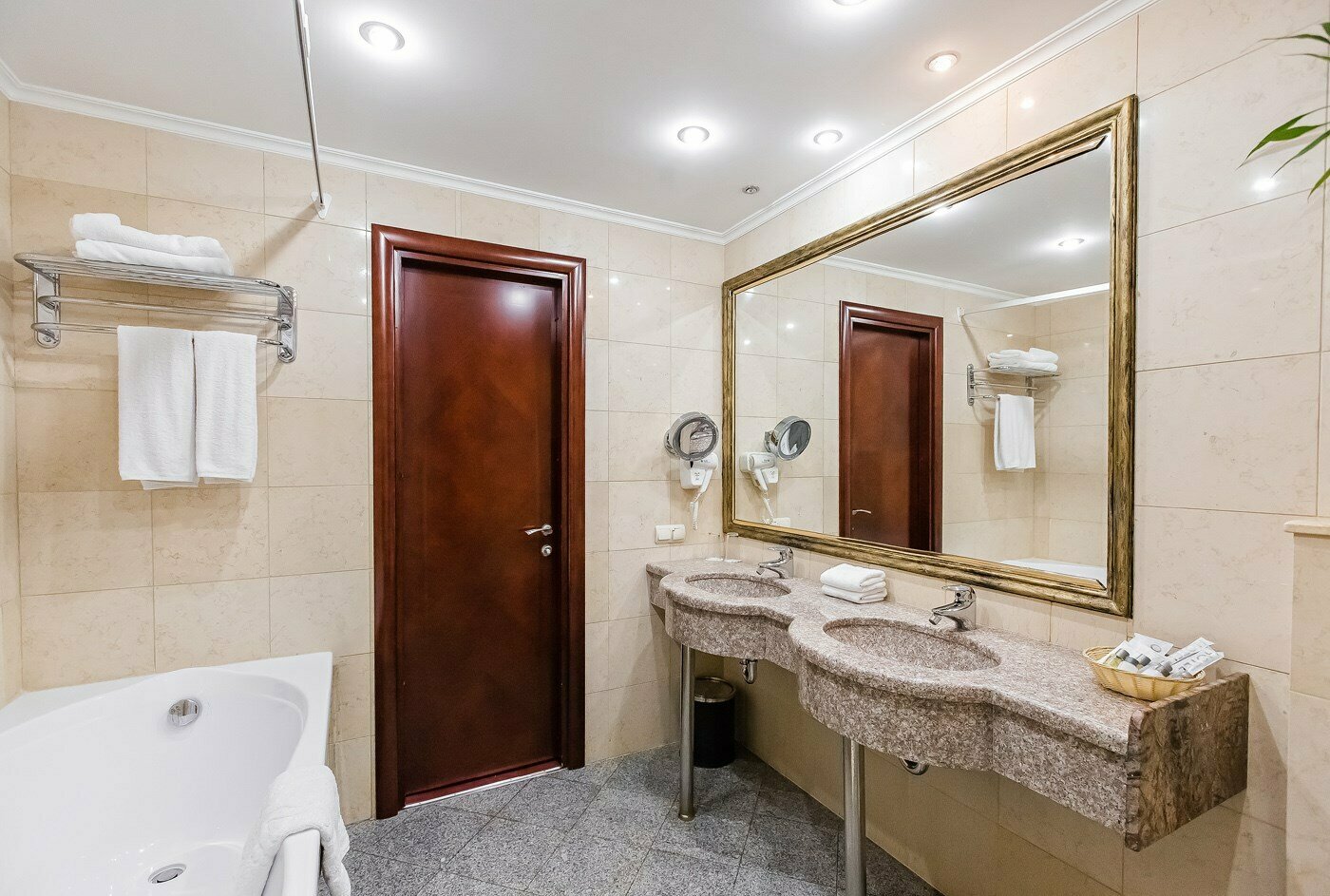 Делюкс  с кроватью размера "King Size"