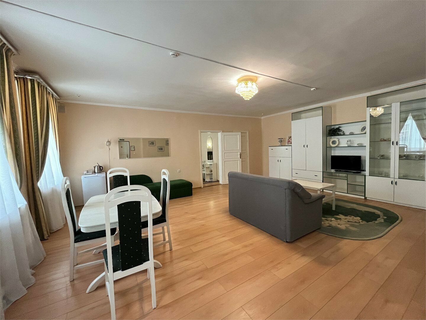 1 Категория (двухкомнатный семейный номер с 2 раздельными кроватями с видом в атриум)