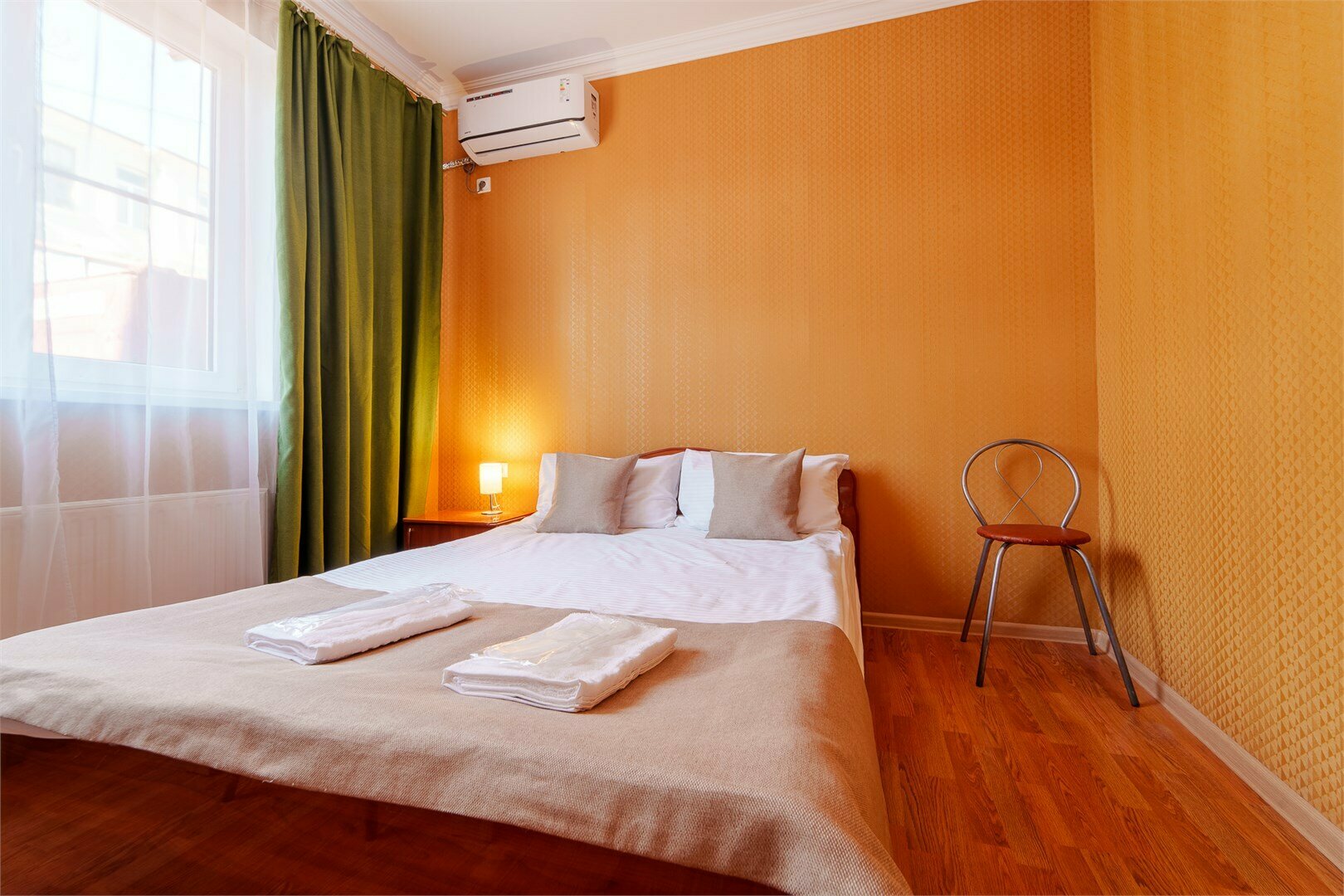 ЭКОНОМ с ЗАВТРАКОМ (двухместный номер  с большой кроватью  и  ванной комнатой рядом с номером)