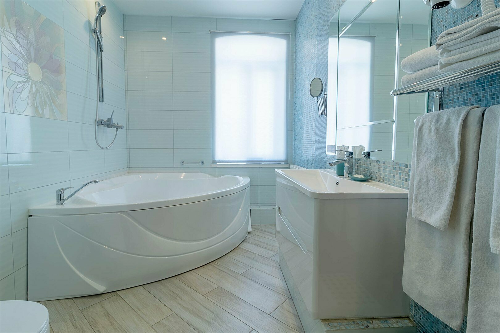 Двухкомнатный люкс с видом на озеро и с террасой