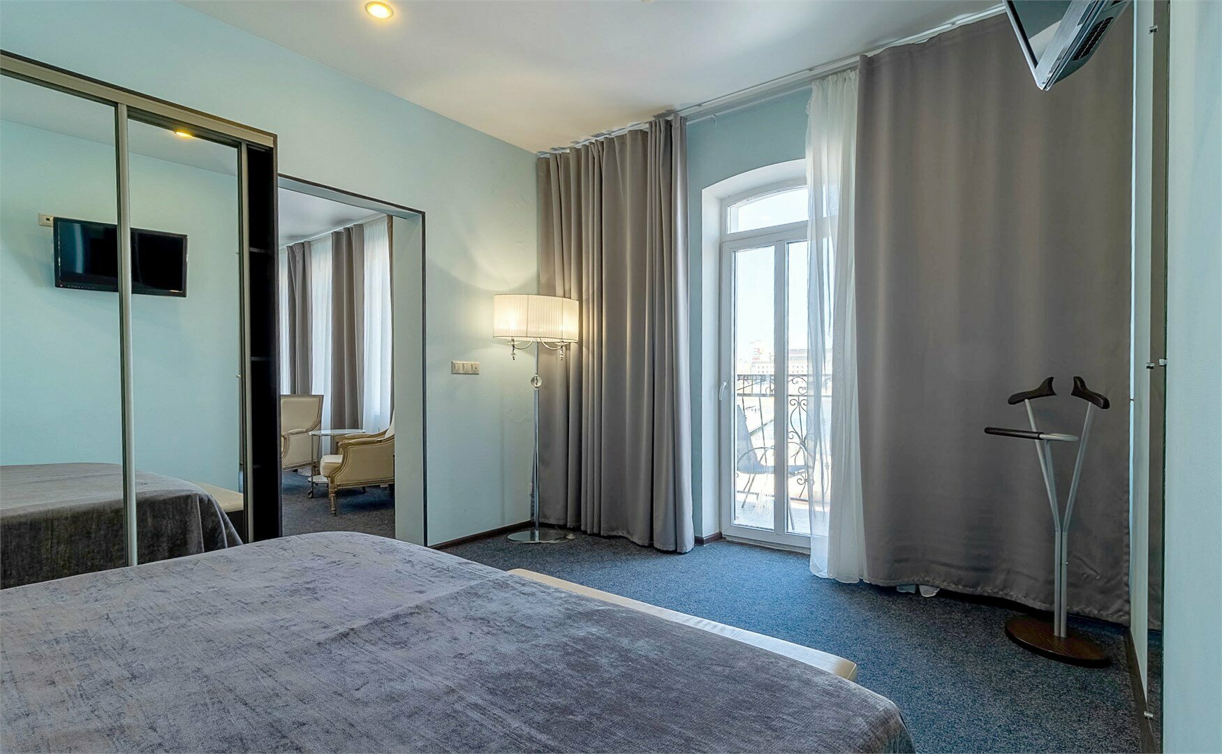 Двухкомнатный люкс с видом на озеро и с террасой