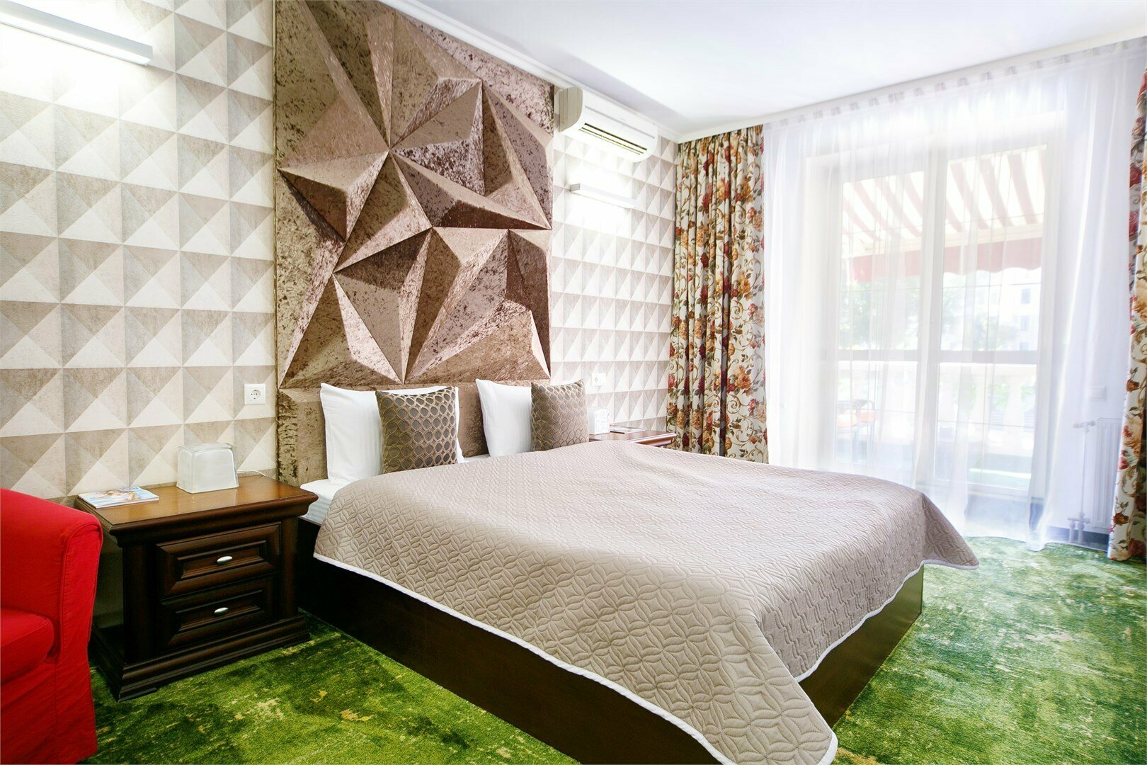 ДЕЛЮКС С ОДНОЙ КРОВАТЬЮ (С БАЛКОНОМ)