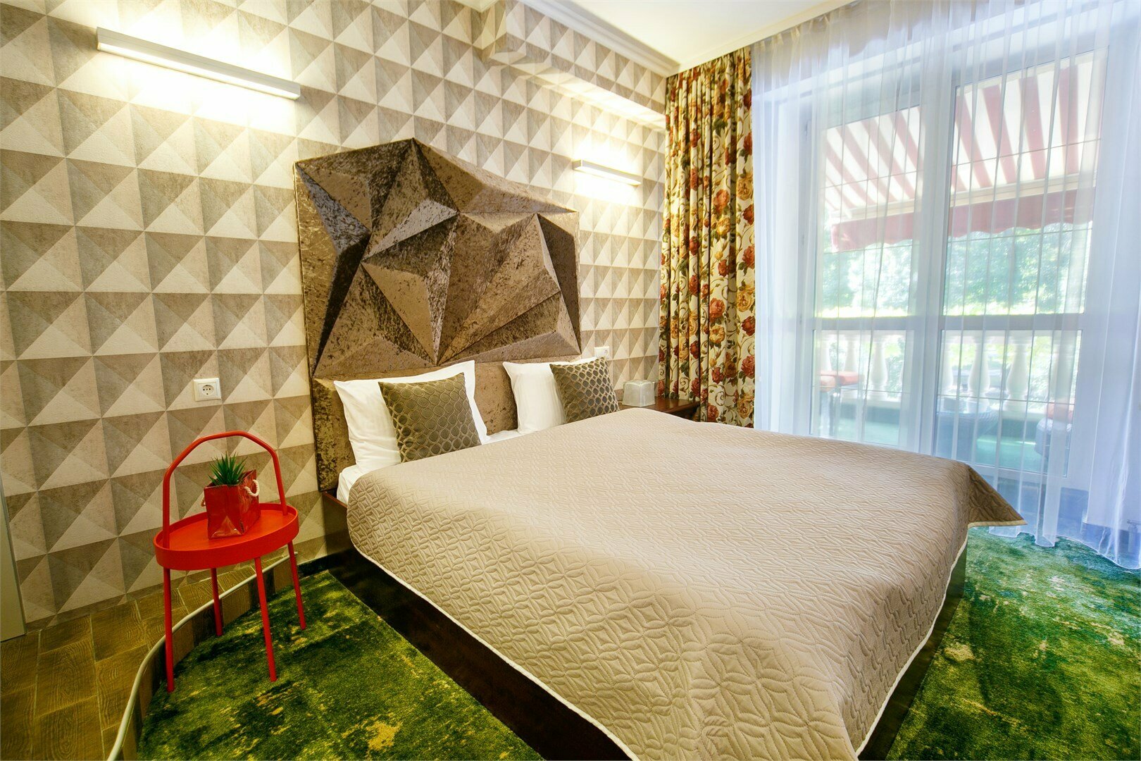 ДЕЛЮКС С ОДНОЙ КРОВАТЬЮ (С БАЛКОНОМ)