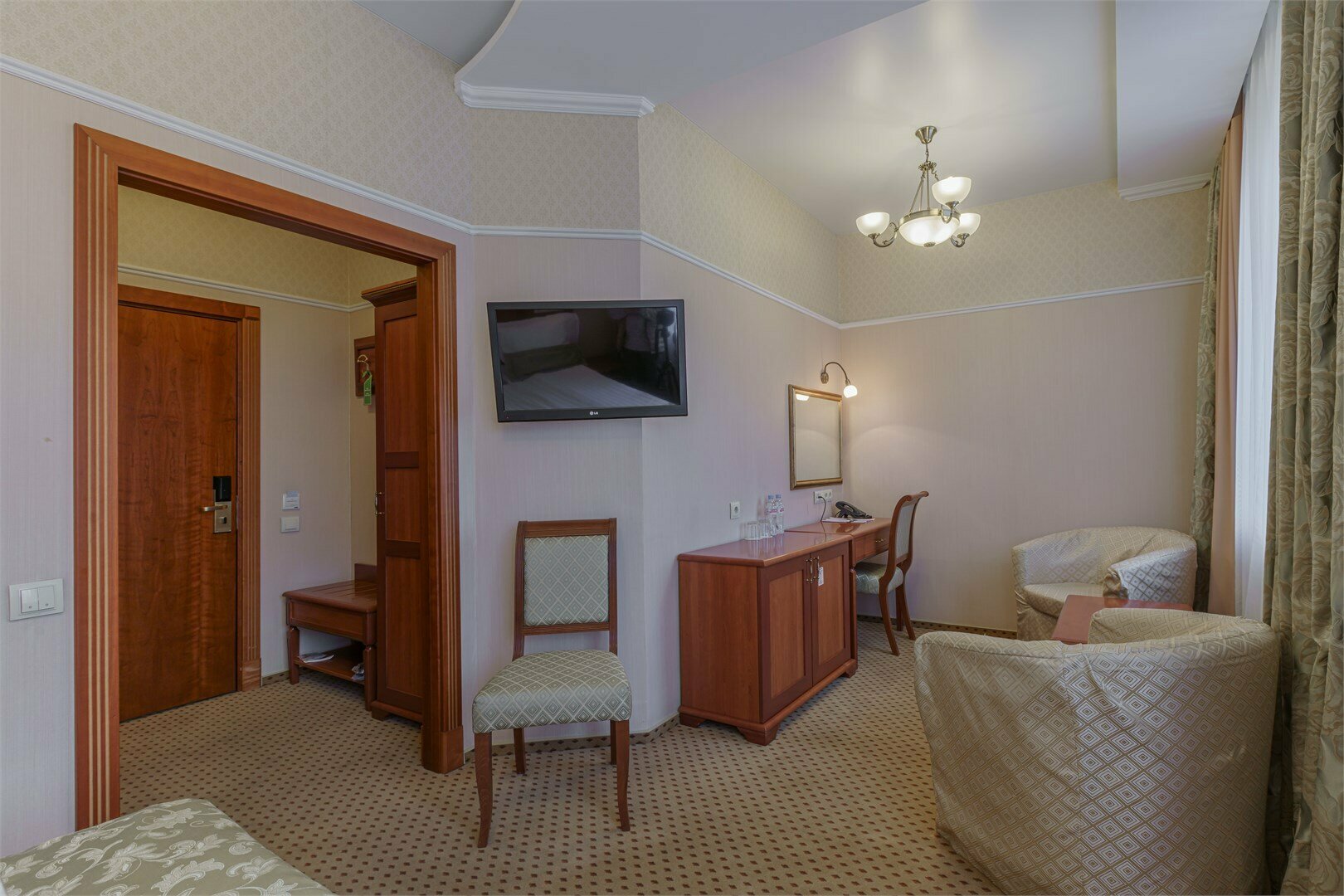 Стандартный номер c кроватью QUEEN SIZE и балконом