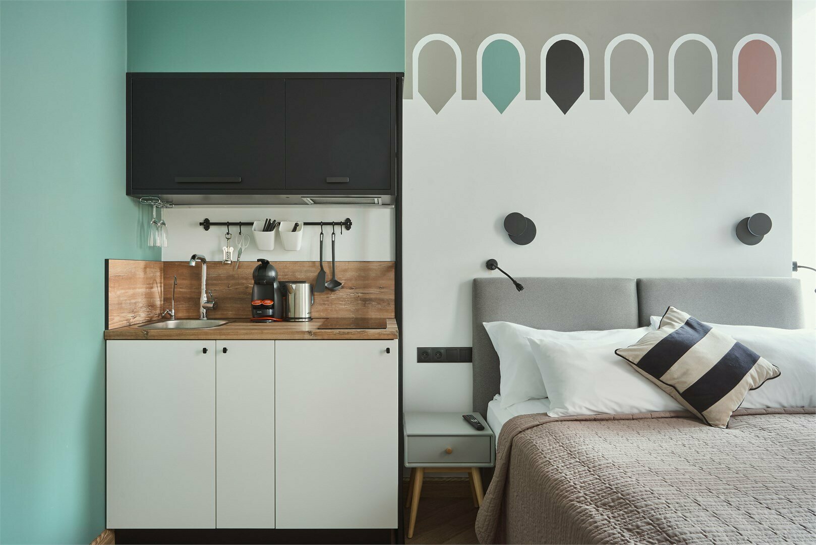 Двухуровневый номер-студио с видом на город