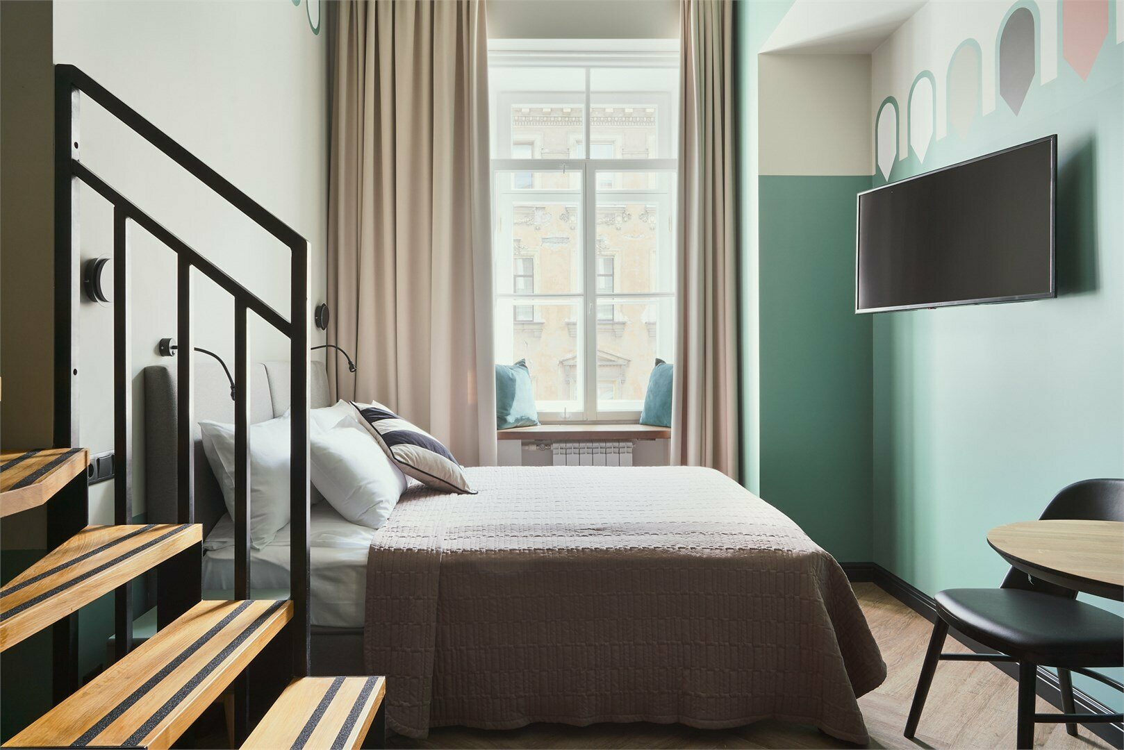 Двухуровневый номер-студио с видом на город