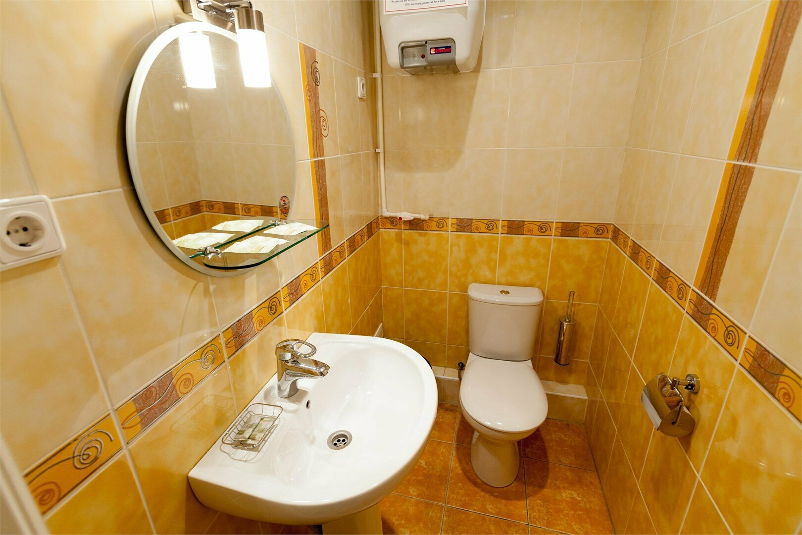 Двухместный номер с 2 отдельными кроватями и общим туалетом