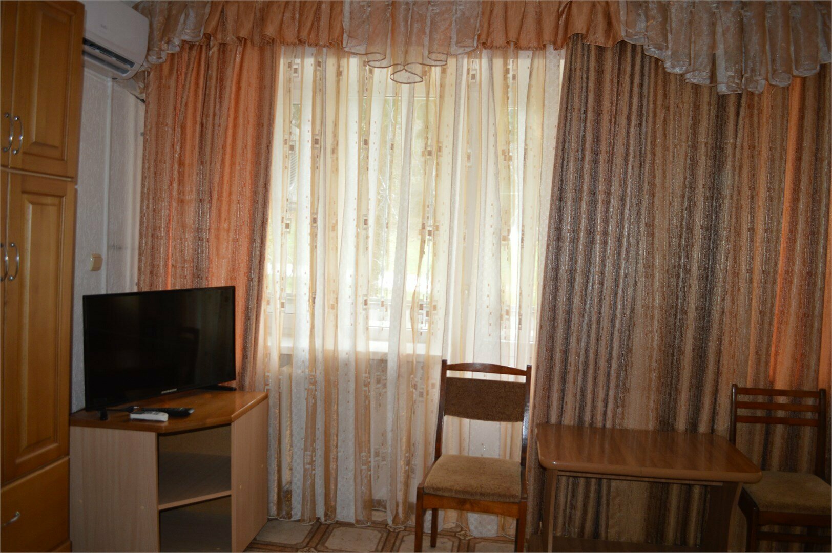 Л1 Двухкомнатный номер с одной двухспальной кроватью и дополнительными местами