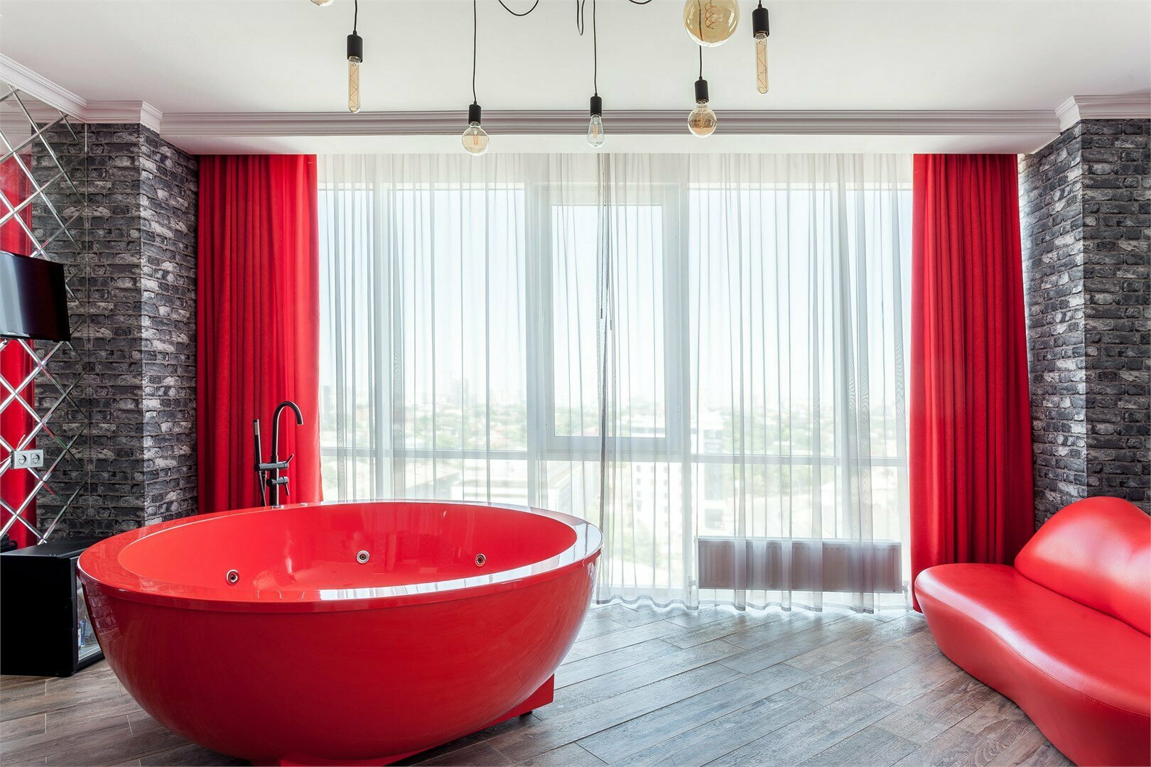 Люкс с джакузи (красный)