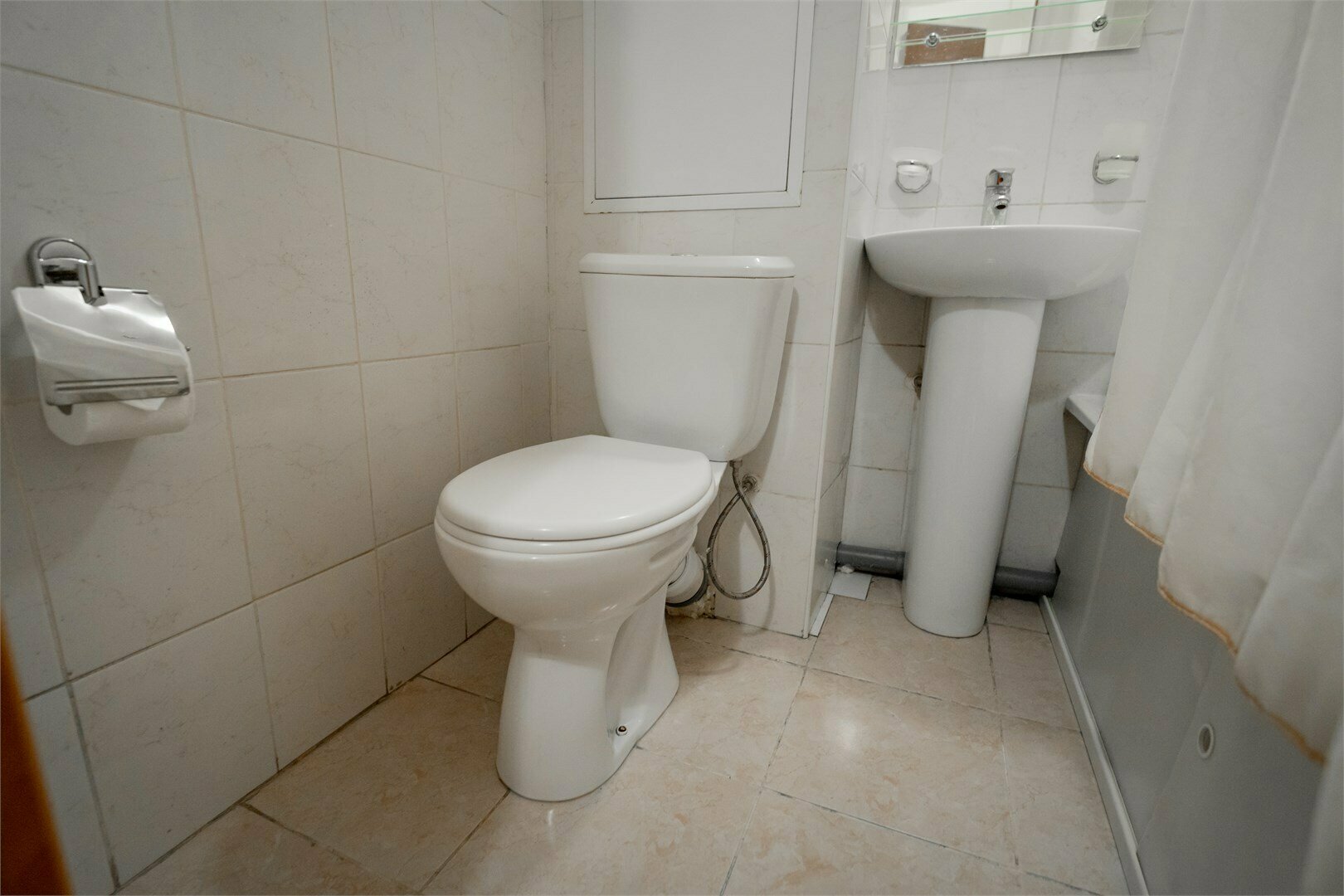 Эконом "Трёхместный" предоставляет возможность недорогого размещения до 3-х человек. Номер находится в блоке с  одноместным номером, санузел/ванна общие на два номера.