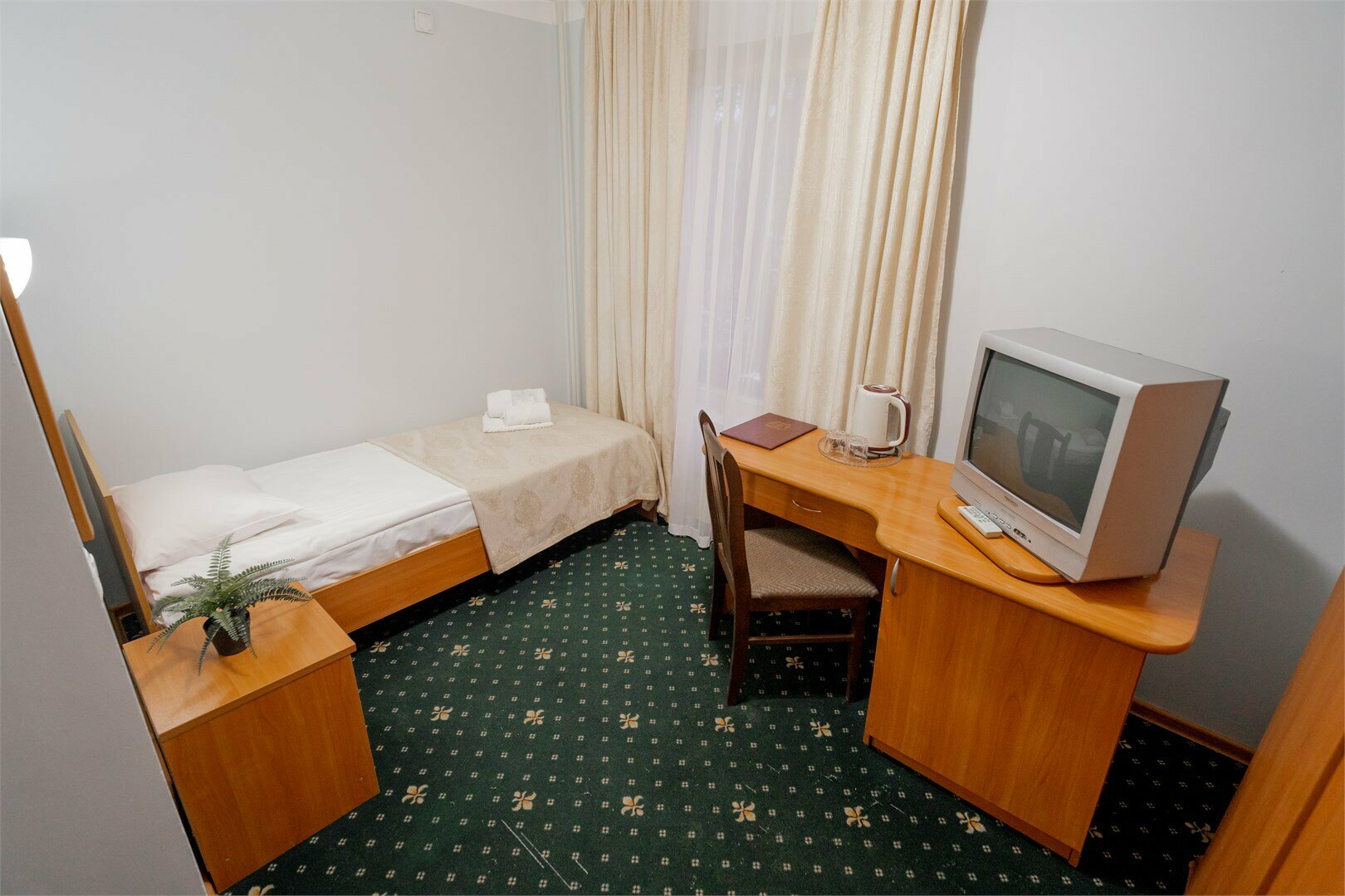 Эконом "Одноместный" номер для бюджетного и комфортабельного проживания.  Номер находится в блоке с  номерами категории "Эконом", санузел общий на два номера.