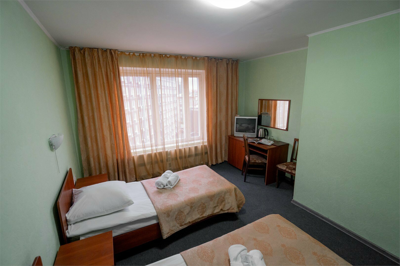 Эконом "Трёхместный" предоставляет возможность недорогого размещения до 3-х человек. Номер находится в блоке с  одноместным номером, санузел/ванна общие на два номера.