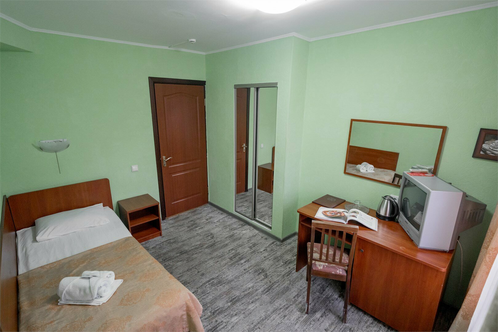 Эконом "Одноместный" номер для бюджетного и комфортабельного проживания.  Номер находится в блоке с  номерами категории "Эконом", санузел общий на два номера.