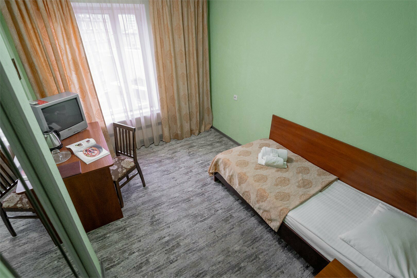 Эконом "Одноместный" номер для бюджетного и комфортабельного проживания.  Номер находится в блоке с  номерами категории "Эконом", санузел общий на два номера.