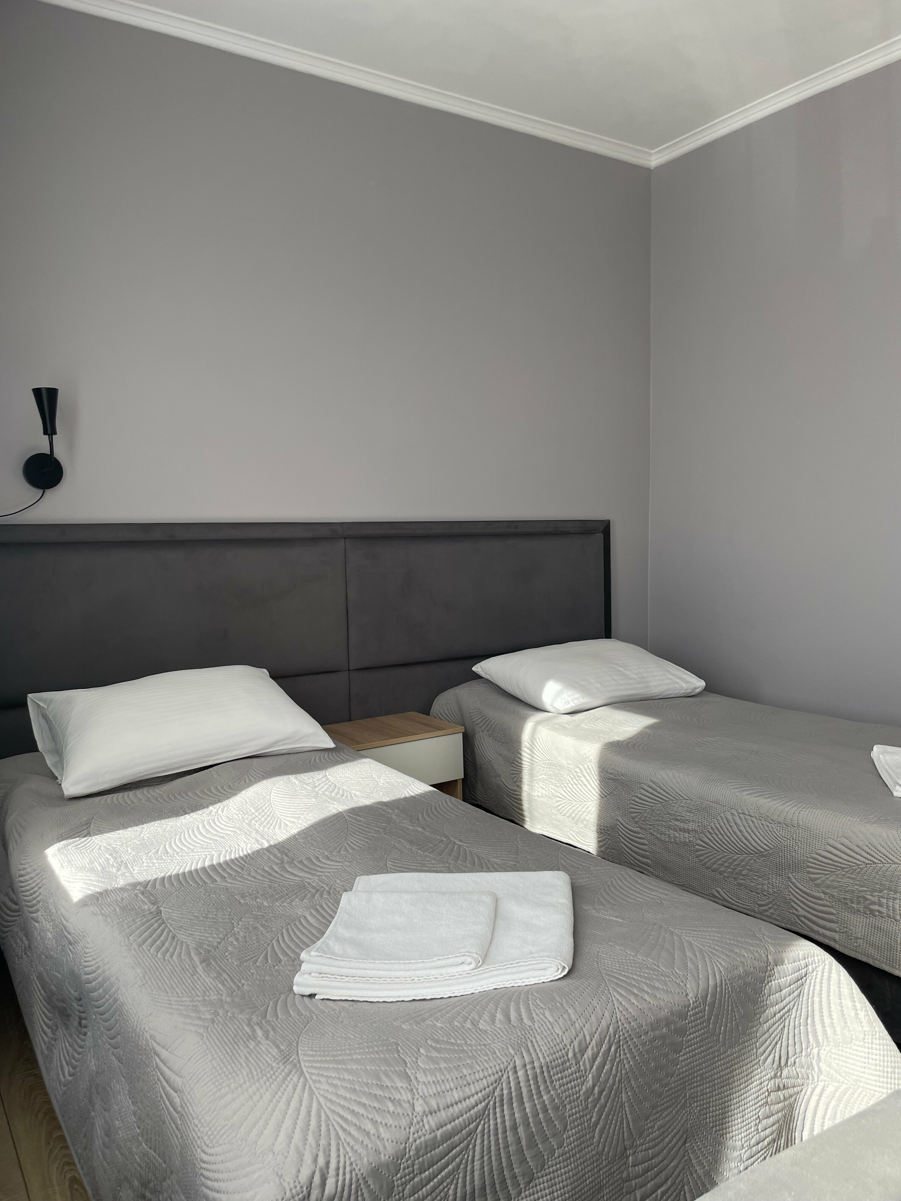 Трехместный номер с ванной комнатой на два номера