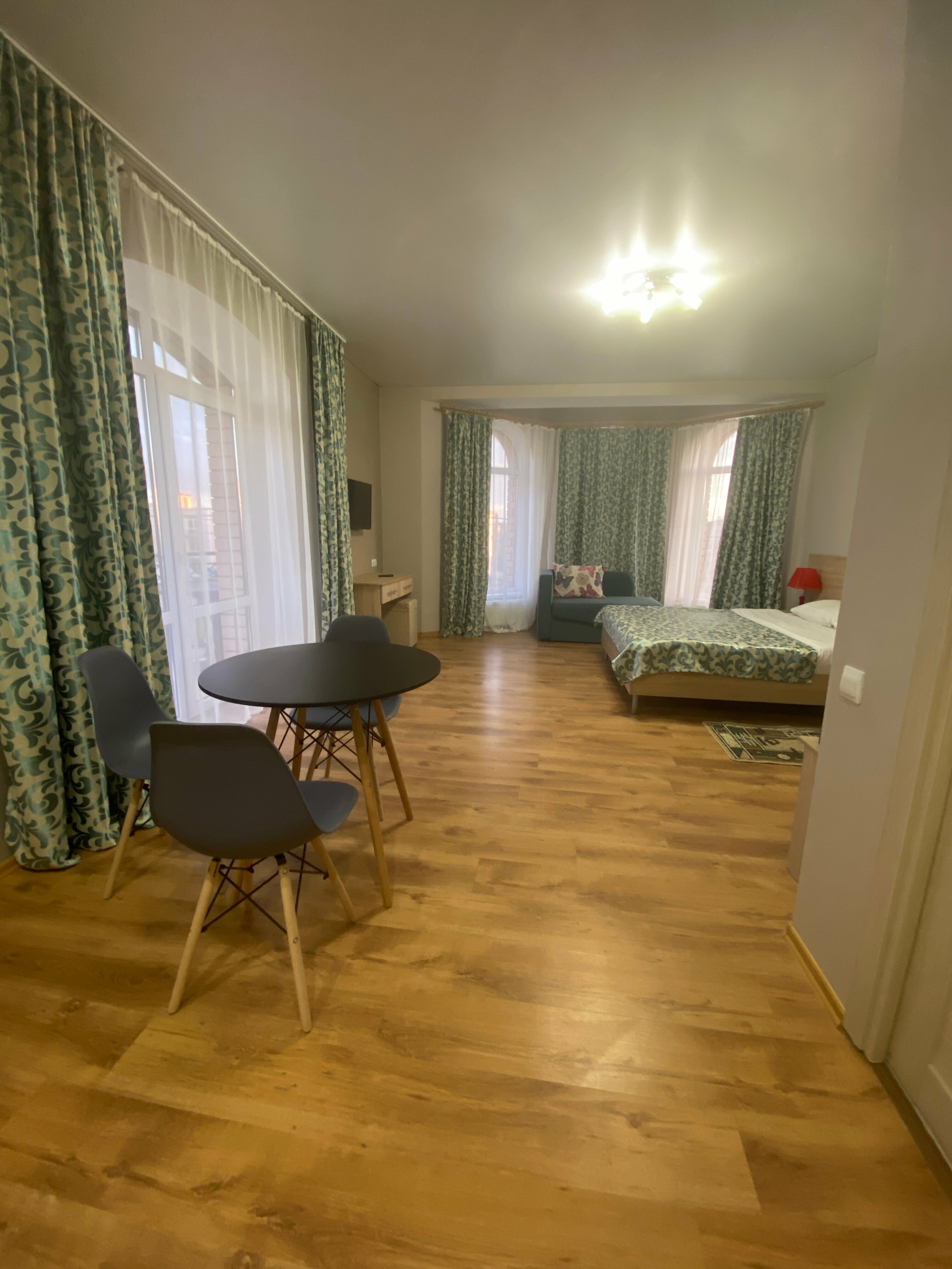 Студия двухместная с допместом и миникухней.