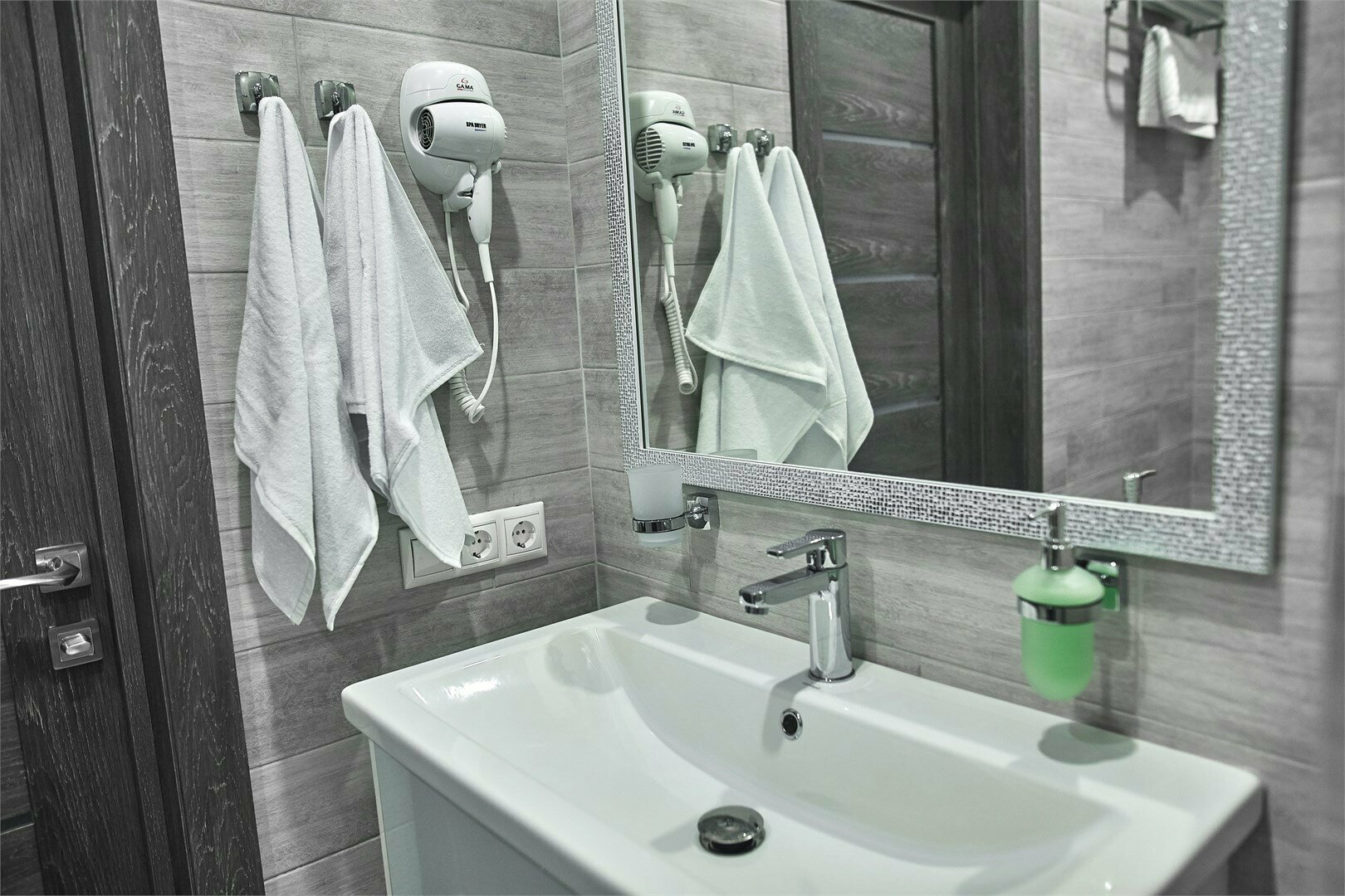 Номер с двумя двуспальными кроватями (4)