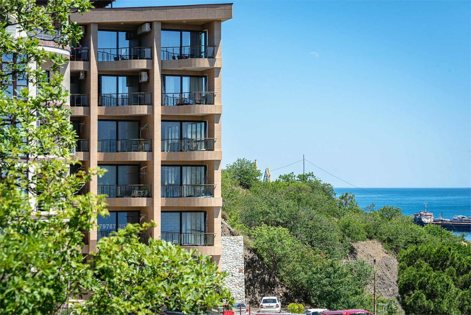 Семейный с боковым видом на море