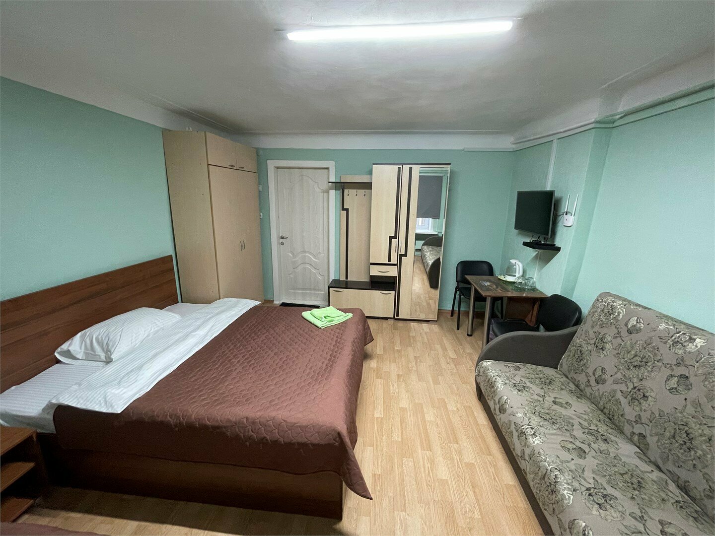 3-местный номер стандарт с 1 односпальной и 1 двуспальной кроватью. Общая ванная комната