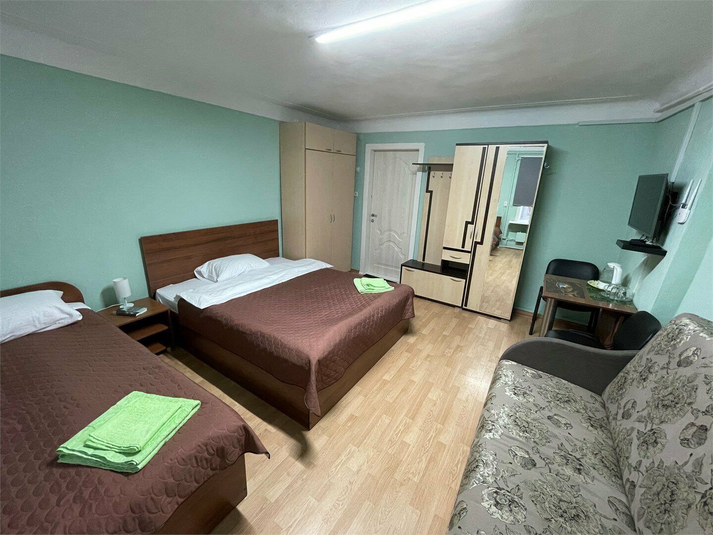 3-местный номер стандарт с 1 односпальной и 1 двуспальной кроватью. Общая ванная комната