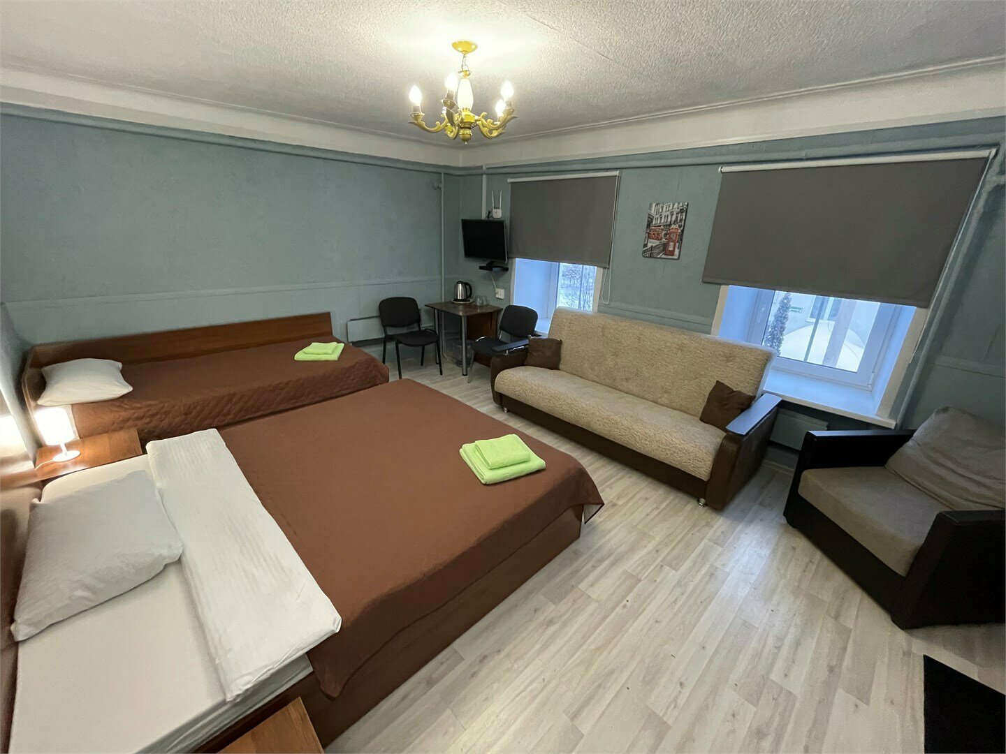 3-местный номер стандарт с 1 односпальной и 1 двуспальной кроватью. Общая ванная комната