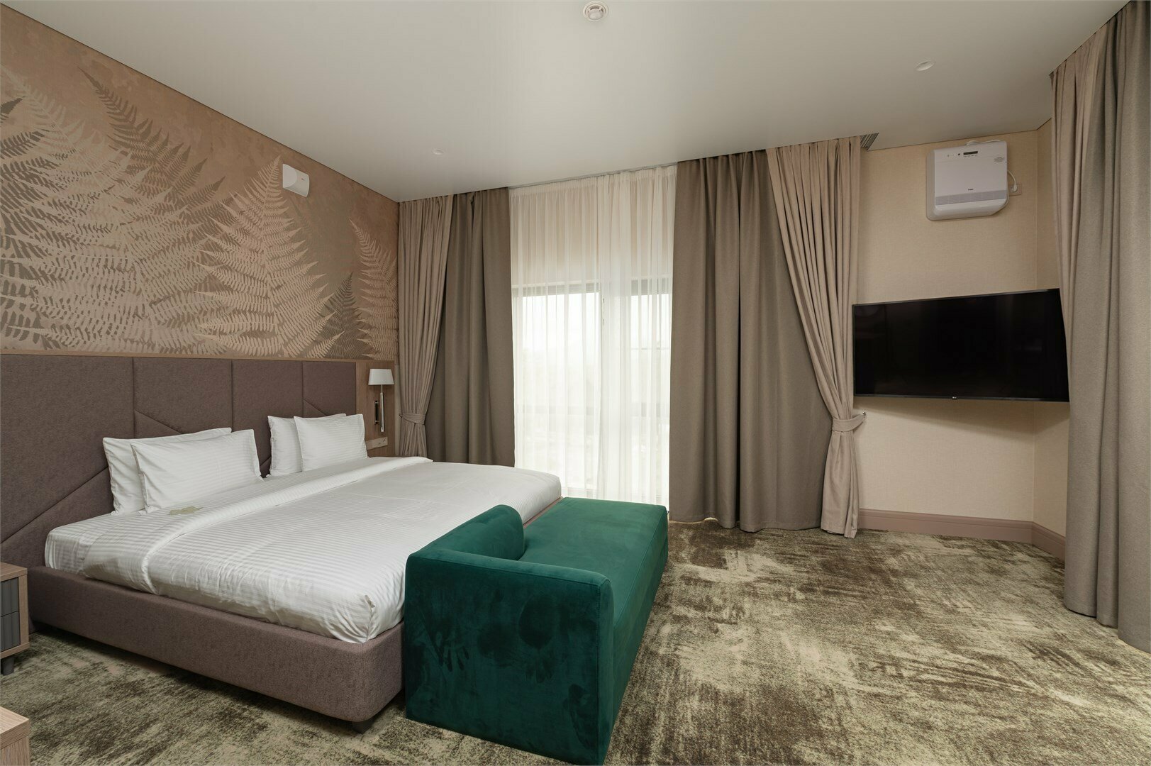 Люкс с кроватью размера «king-size» и балконом