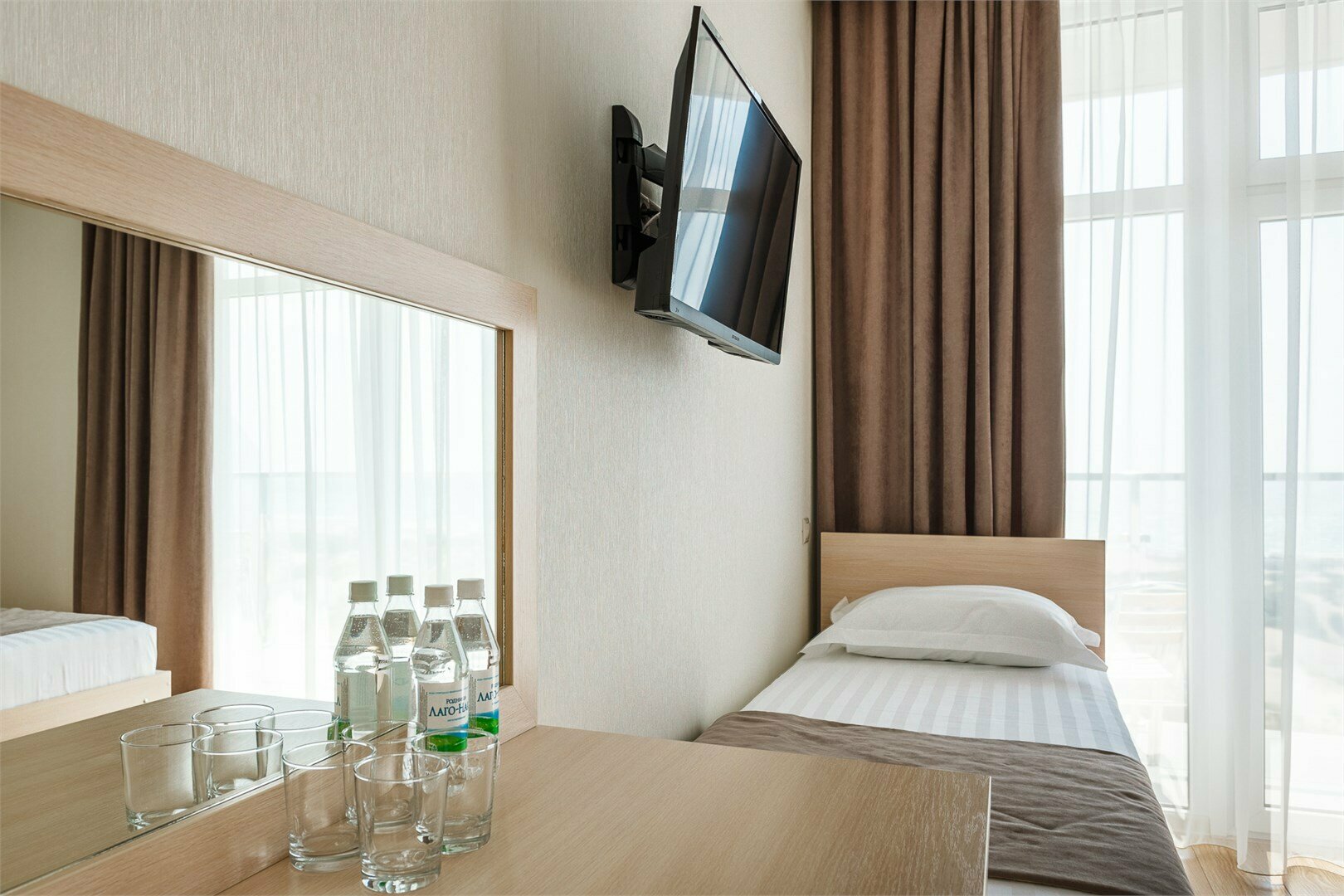 Стандартный четырехместный номер с фрагментарным видом на море