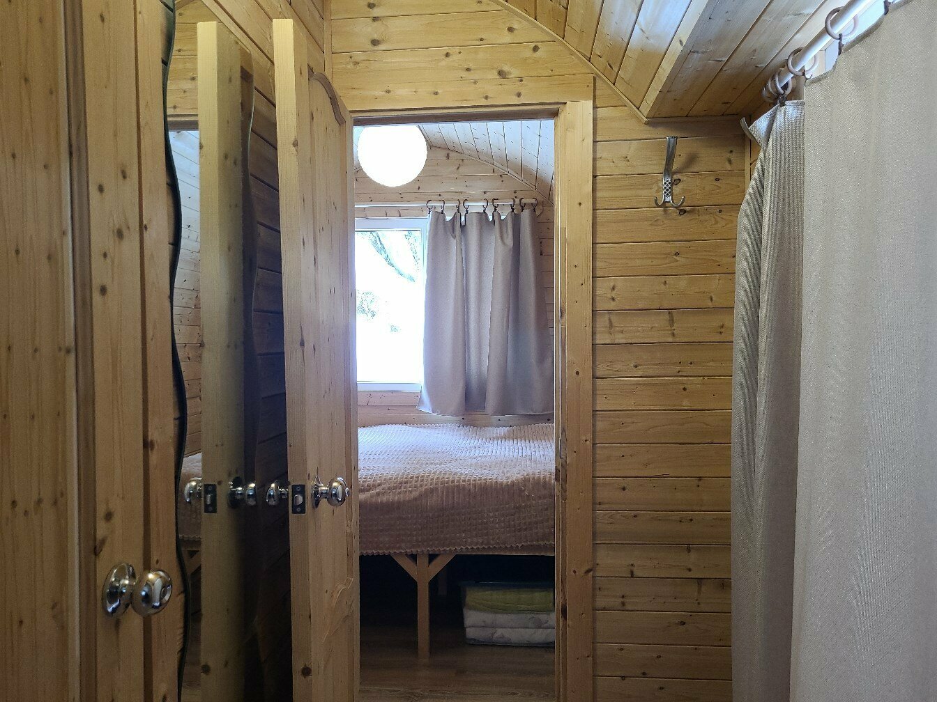 Арочный домик на краю леса с центральным входом, ул. Советская,52