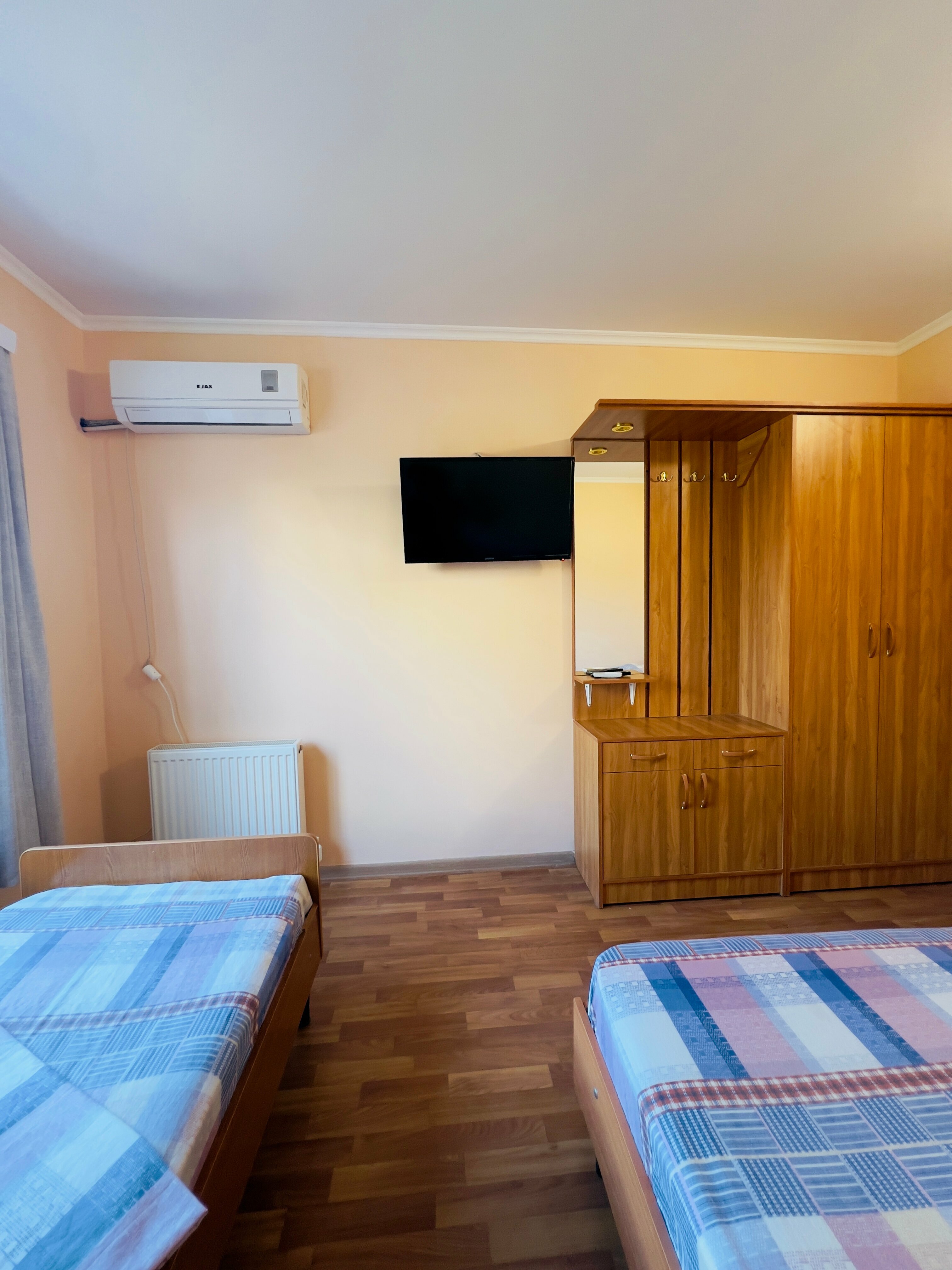 Трехместный номер эконом-класса с общей ванной комнатой