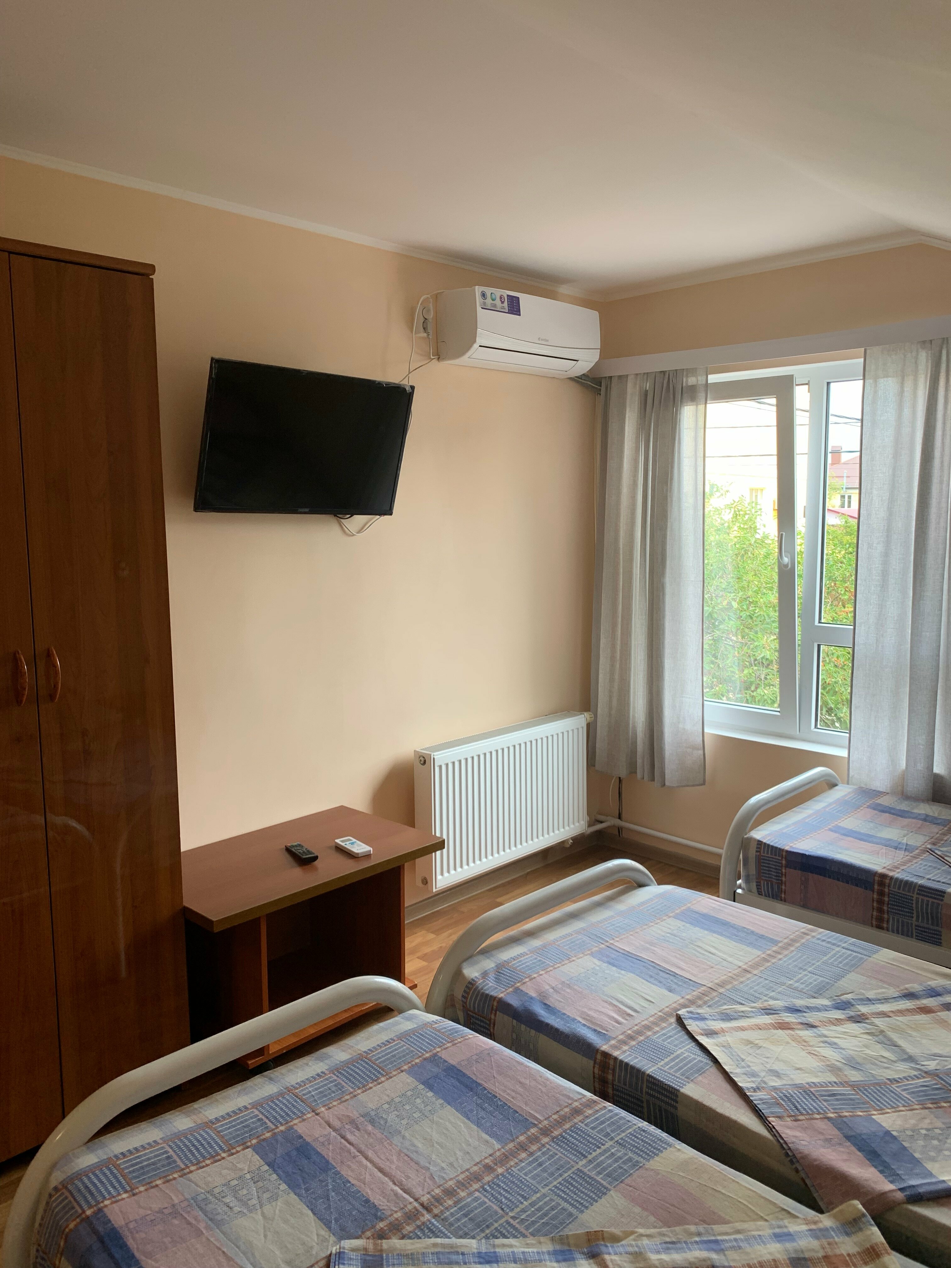 Четырехместный номер эконом-класса с общей ванной комнатой