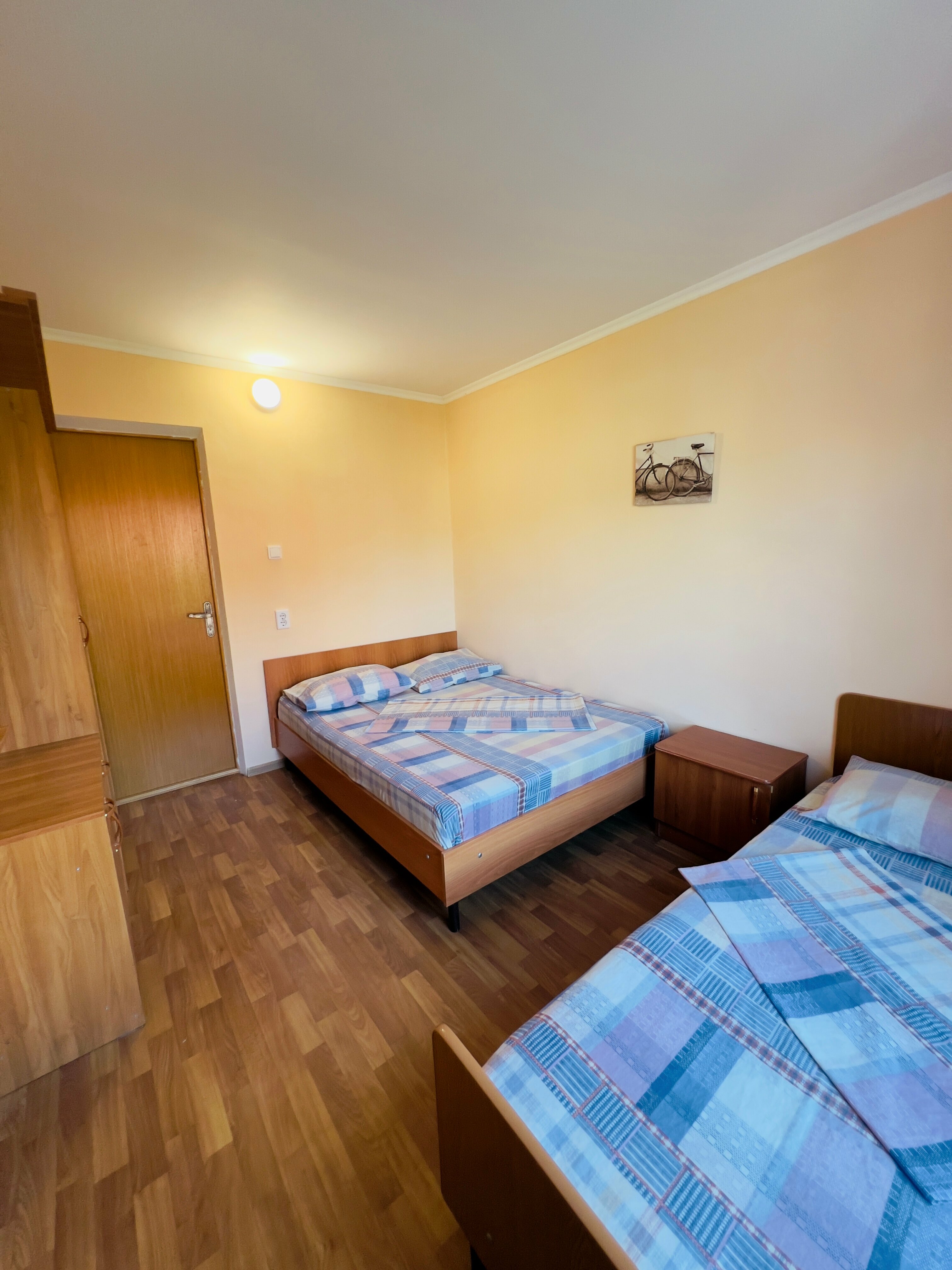 Трехместный номер эконом-класса с общей ванной комнатой