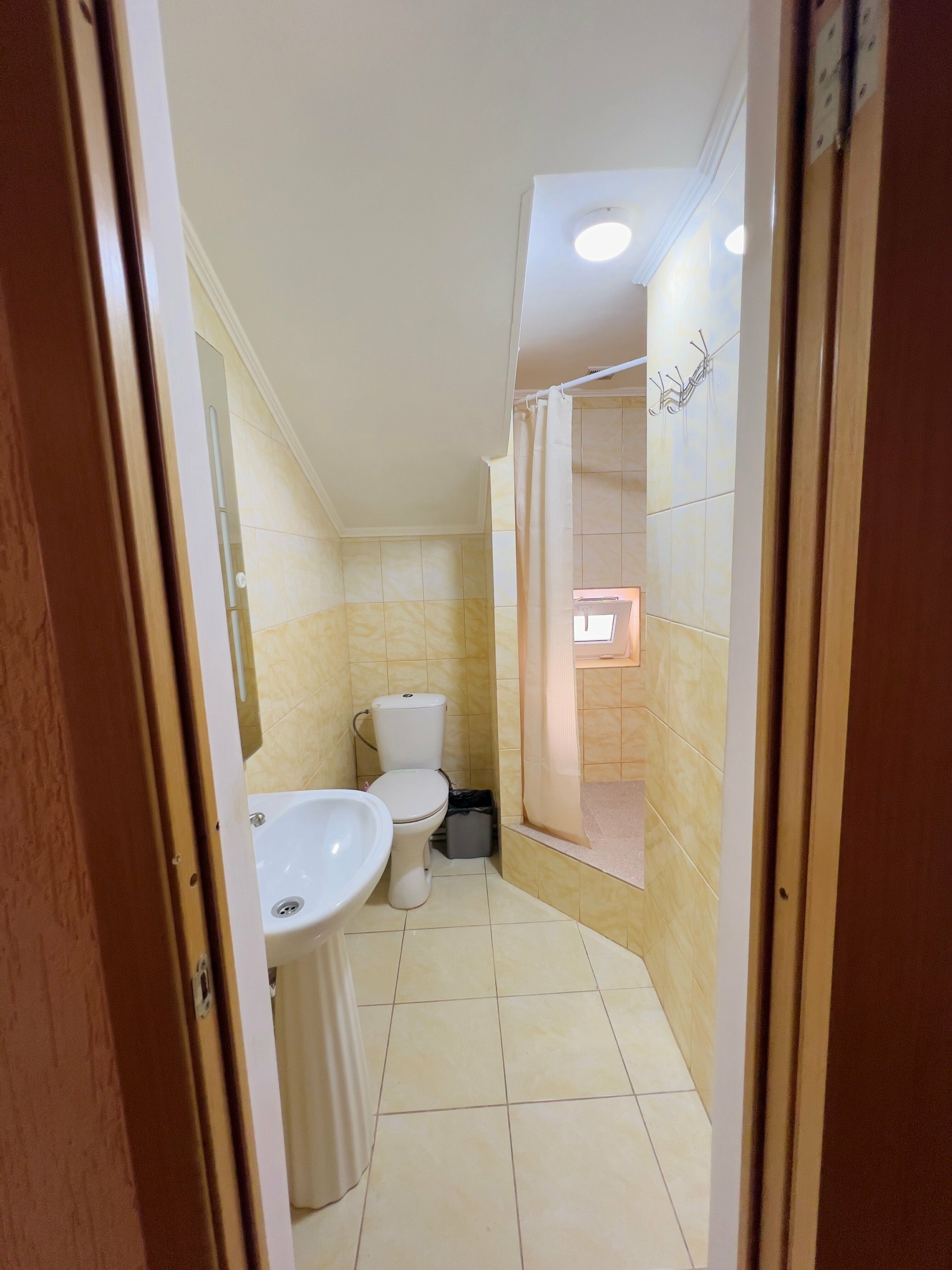 Трехместный номер эконом-класса с общей ванной комнатой