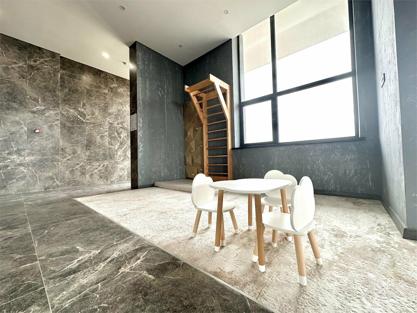 Дизайнерская студия LS-FAMILY COMFORT  летние теплые дни в Алуште - вид на горы с 4 этажа