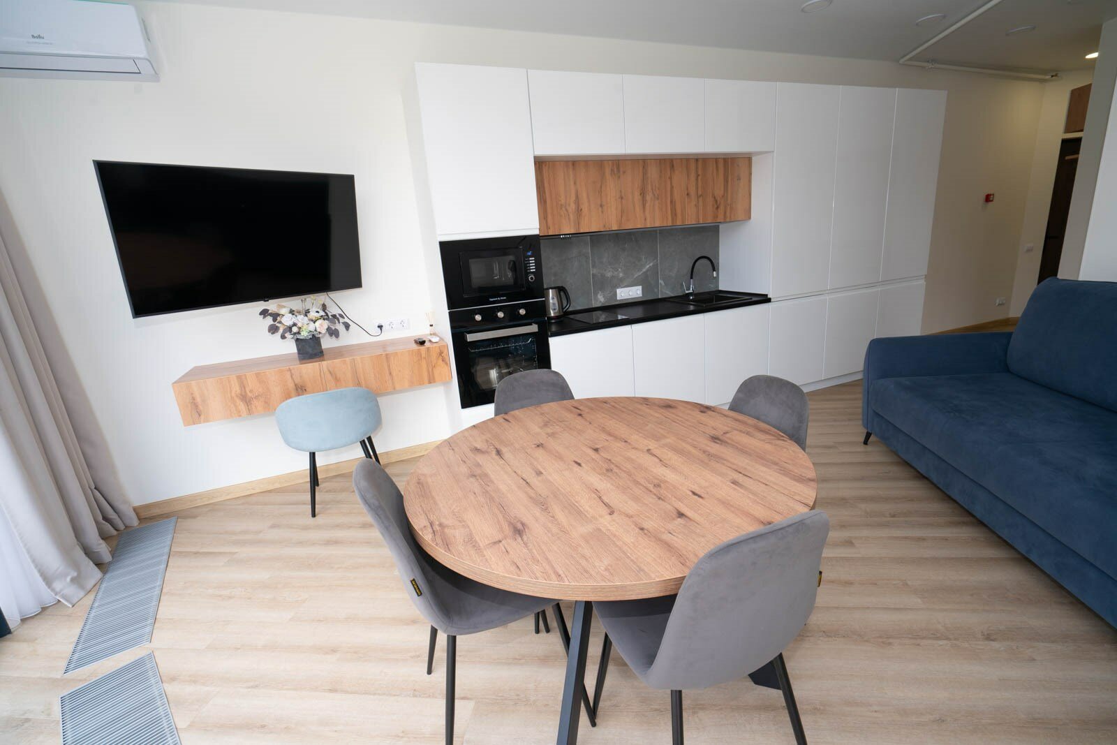 Апартаменты с отдельной спальней LS-DEEP FOREST крымские ландшафты в Алуште - вид на горы и город с 3 этажа