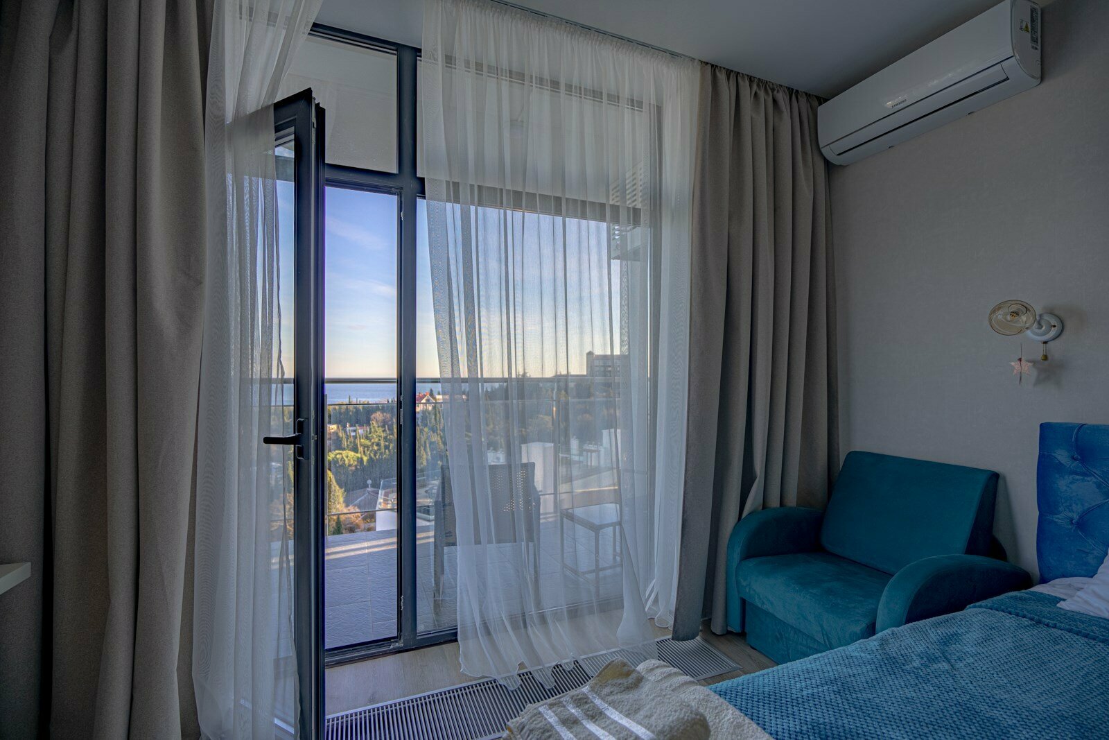 Дизайнерская студия LS-BLUEBERRY ягодных оттенков лета в Алуште - вид на море с 4 этажа