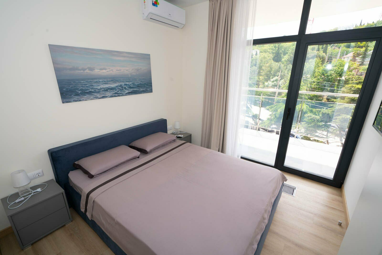 Апартаменты с отдельной спальней LS-DEEP FOREST крымские ландшафты в Алуште - вид на горы и город с 3 этажа