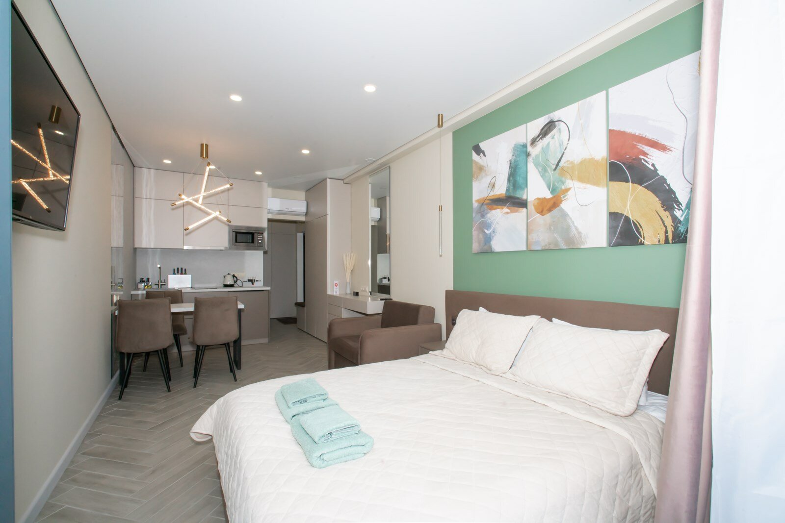 Дизайнерская студия LS-ART-OLIVE в оливковых оттенках лета в Алуште - вид на море с 13 этажа