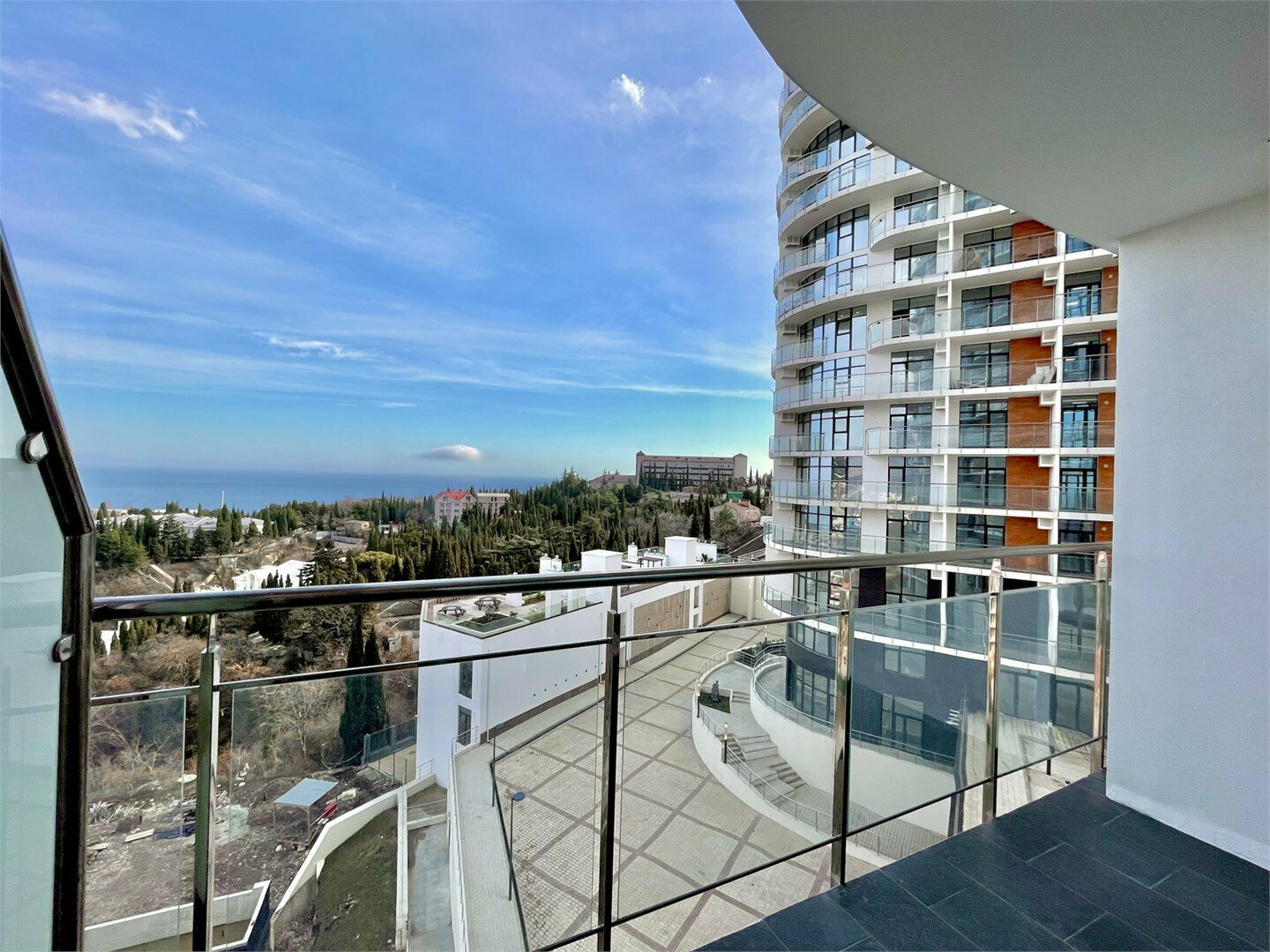 Дизайнерская студия LS-BLUEBERRY ягодных оттенков лета в Алуште - вид на море с 4 этажа