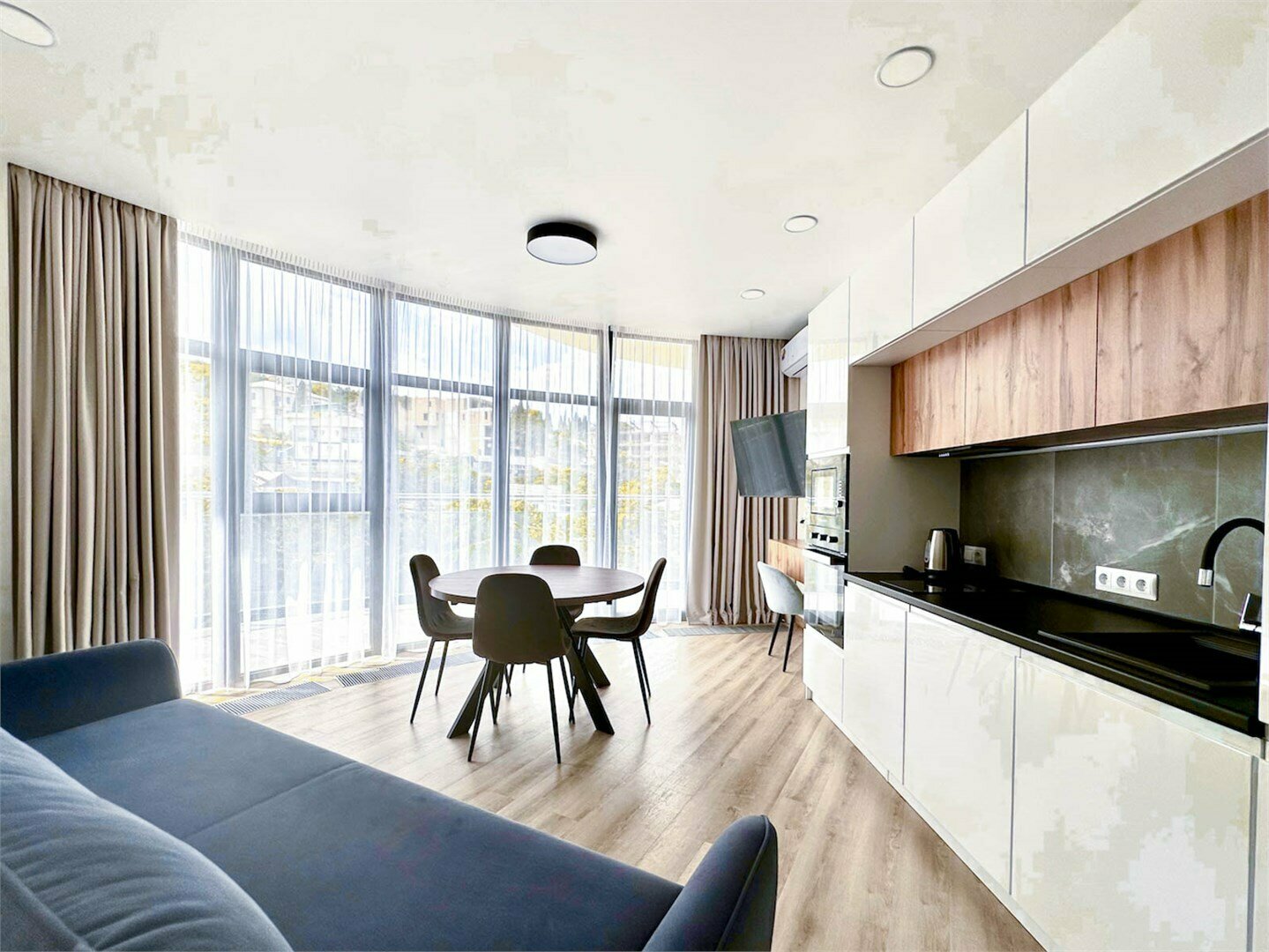 Апартаменты с отдельной спальней LS-DEEP FOREST крымские ландшафты в Алуште - вид на горы и город с 3 этажа