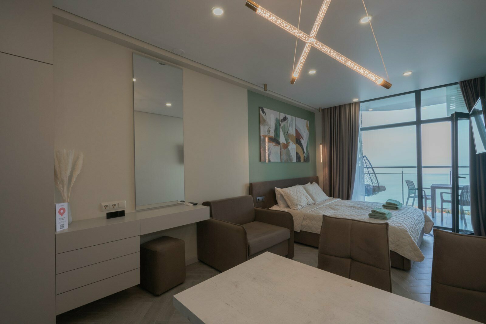 Дизайнерская студия LS-ART-OLIVE в оливковых оттенках лета в Алуште - вид на море с 13 этажа