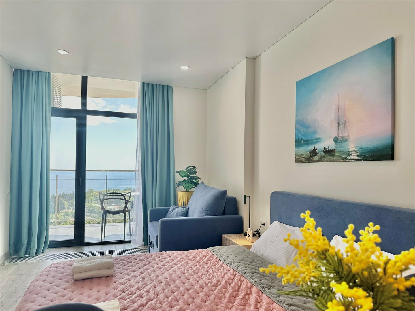 Дизайнерская студия LS-COOL LEMONADE освежающий вкус лимонада в Алуште - вид на море с 6 этажа