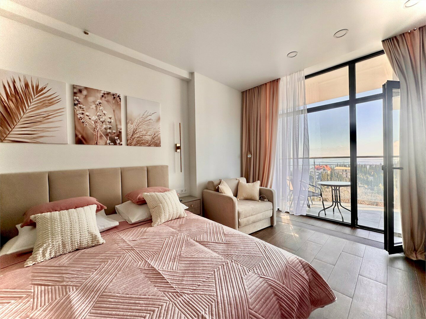 Дизайнерская студия  LS-LUX-SWEET CARAMEL сладкий вкус лета в Алуште - вид на море с 3 этажа