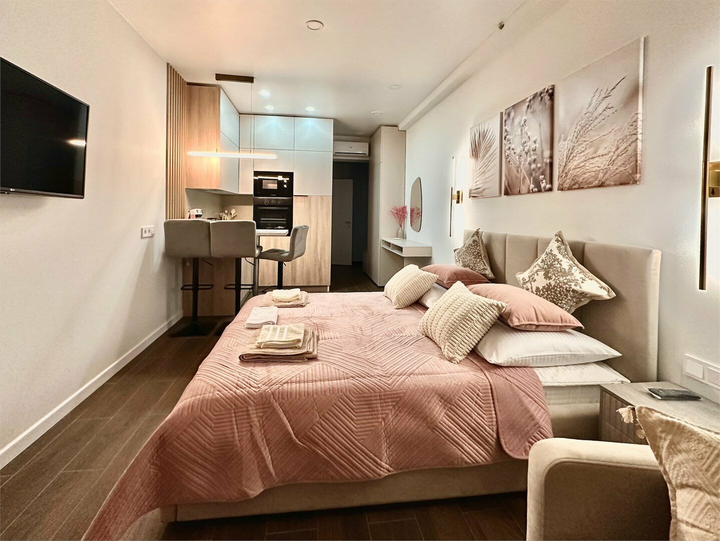 Дизайнерская студия  LS-LUX-SWEET CARAMEL сладкий вкус лета в Алуште - вид на море с 3 этажа