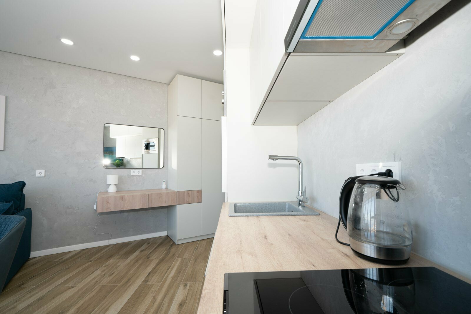 Апартаменты с отдельной спальней LS-LUX-SOFT BLUE небесных оттенков лета в Алуште - вид на море и горы с 10 этажа