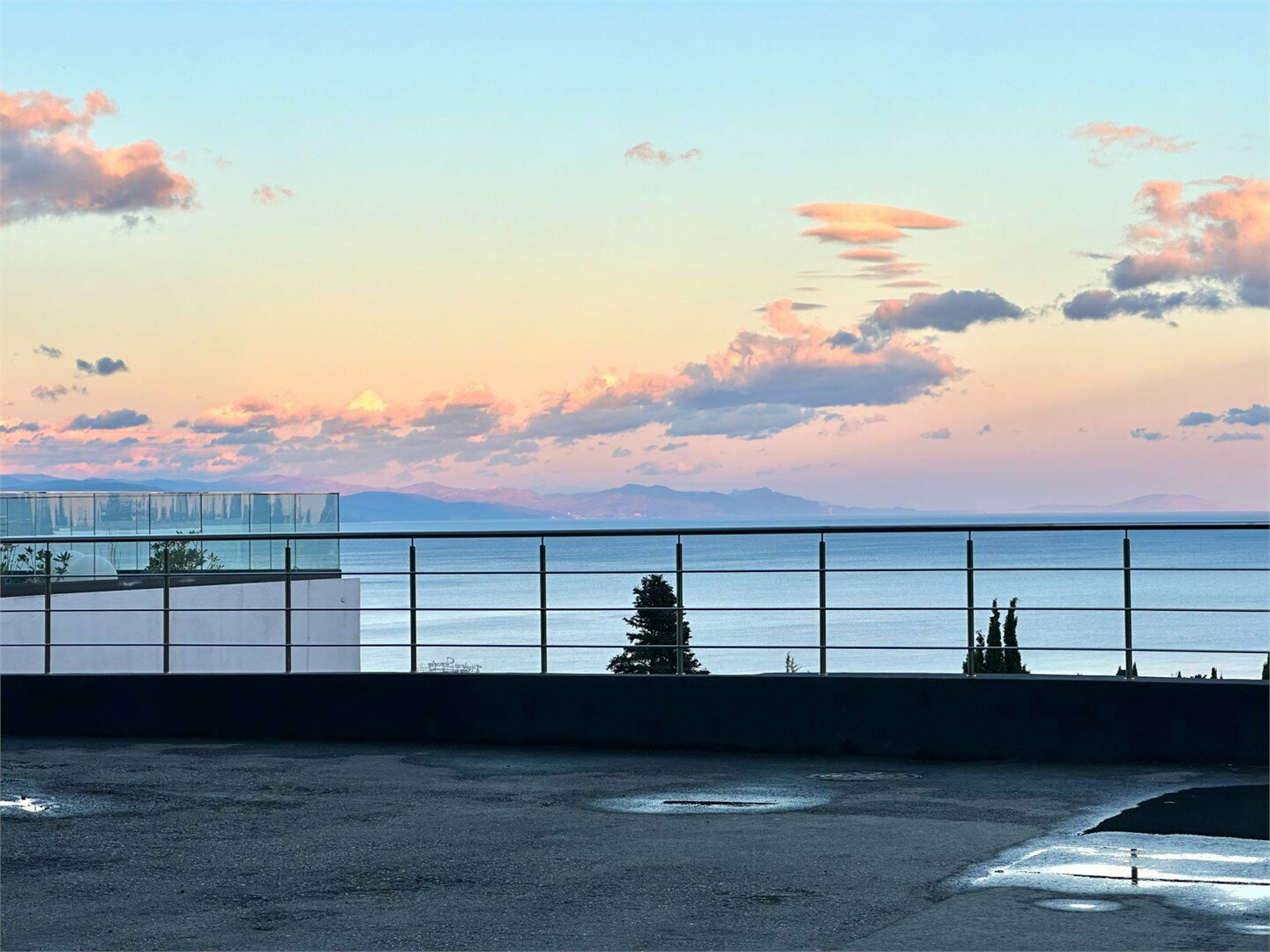 Дизайнерская студия LS-BLUEBERRY ягодных оттенков лета в Алуште - вид на море с 4 этажа