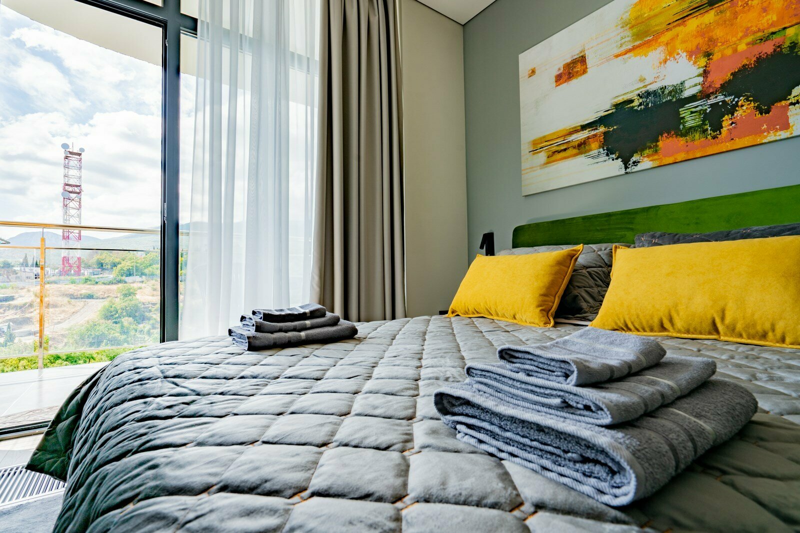 Дизайнерская студия LS-GREEN в ярких оттенках лета в Алуште - боковой вид на море с 13 этажа